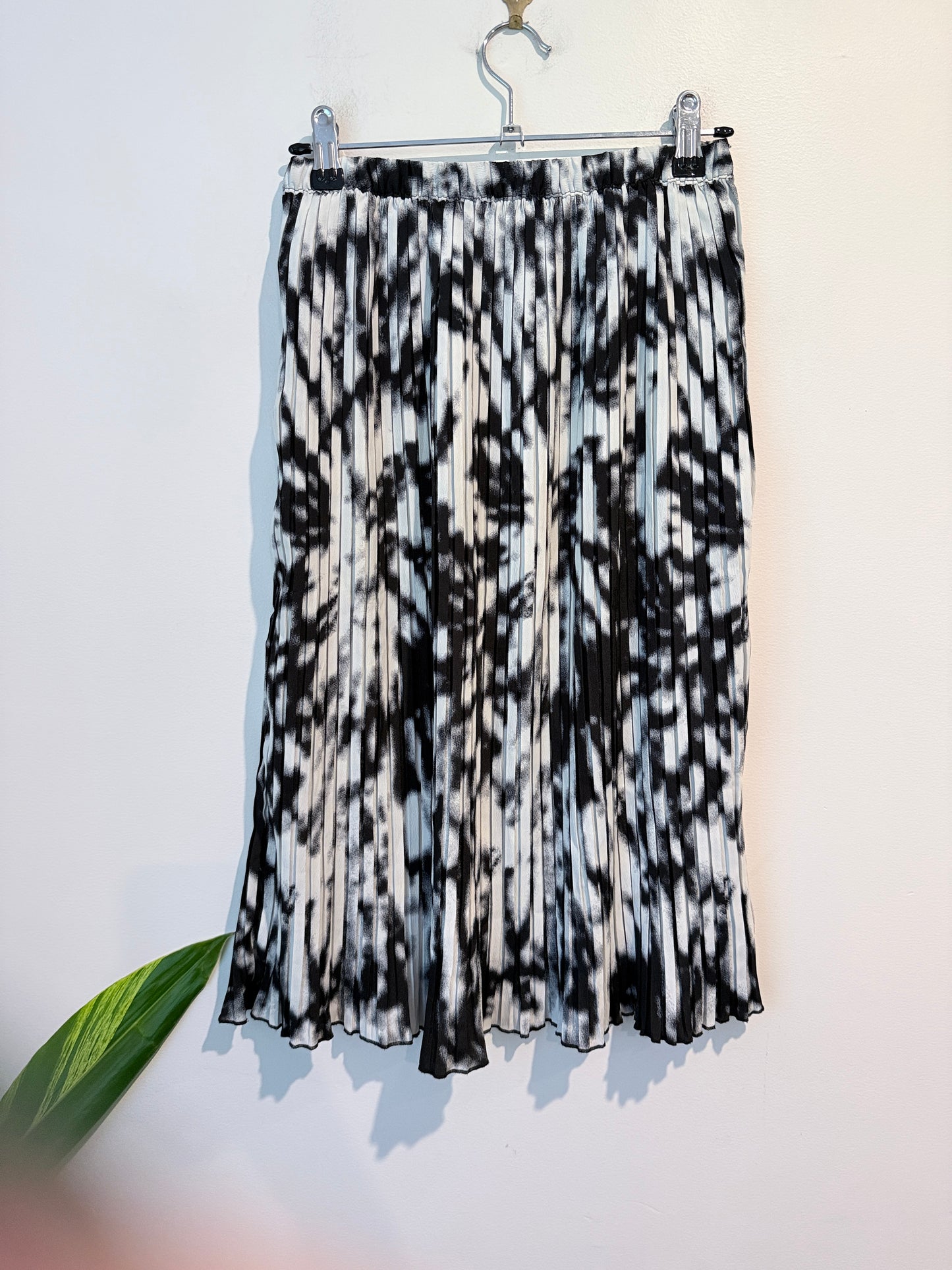 H & M Black And White Tie-dye Pleated Midi Skirt Size 10-12Y
