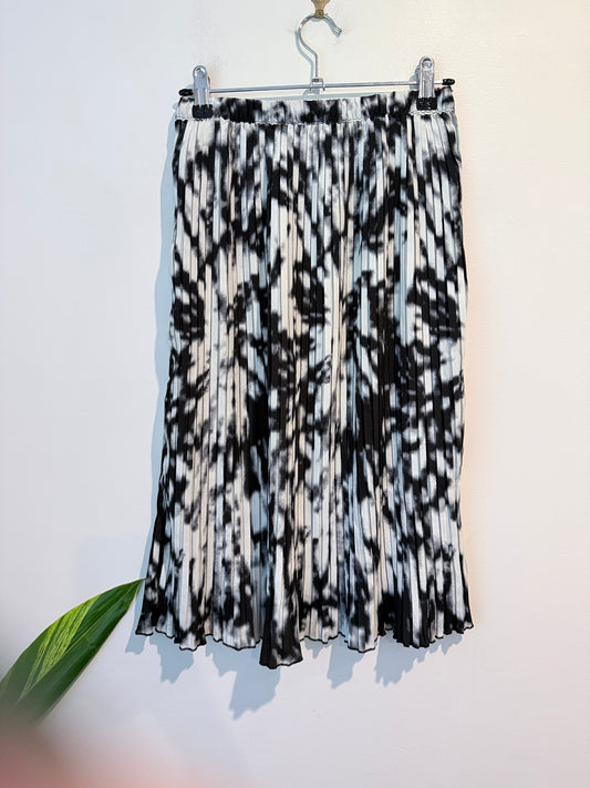 H & M Black And White Tie-dye Pleated Midi Skirt Size 10-12Y
