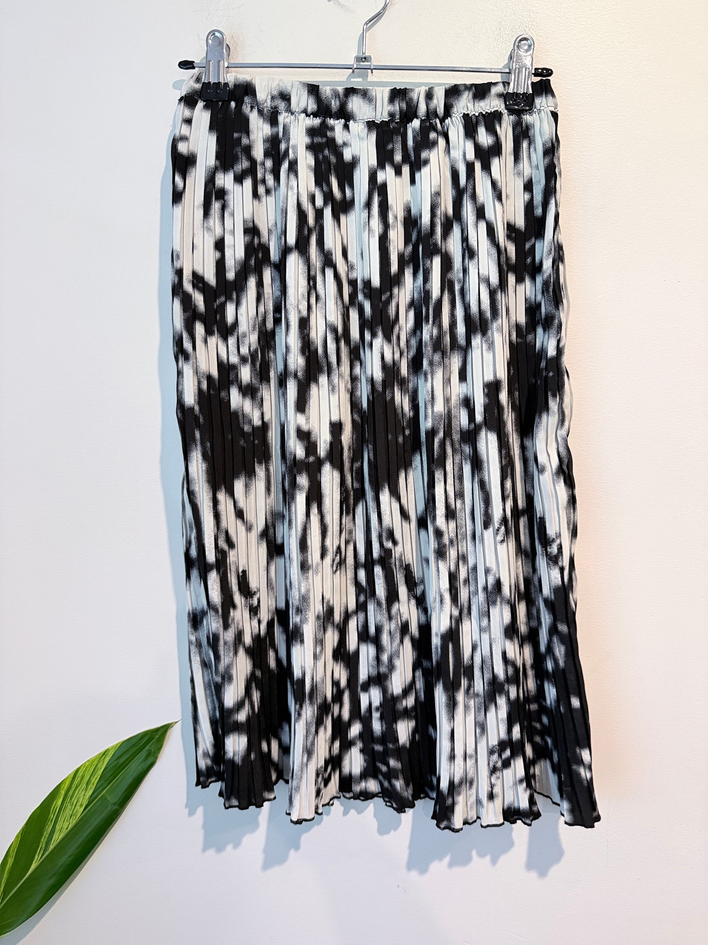 H & M Black And White Tie-dye Pleated Midi Skirt Size 10-12Y