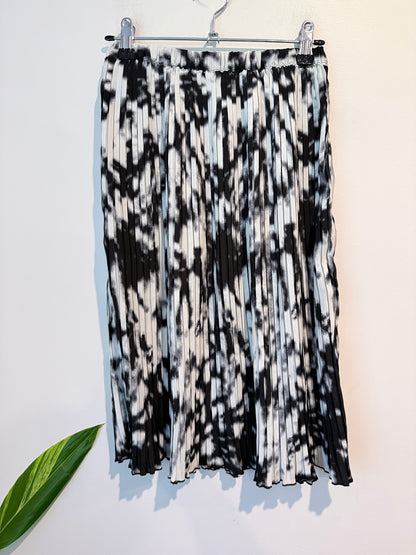 H & M Black And White Tie-dye Pleated Midi Skirt Size 10-12Y