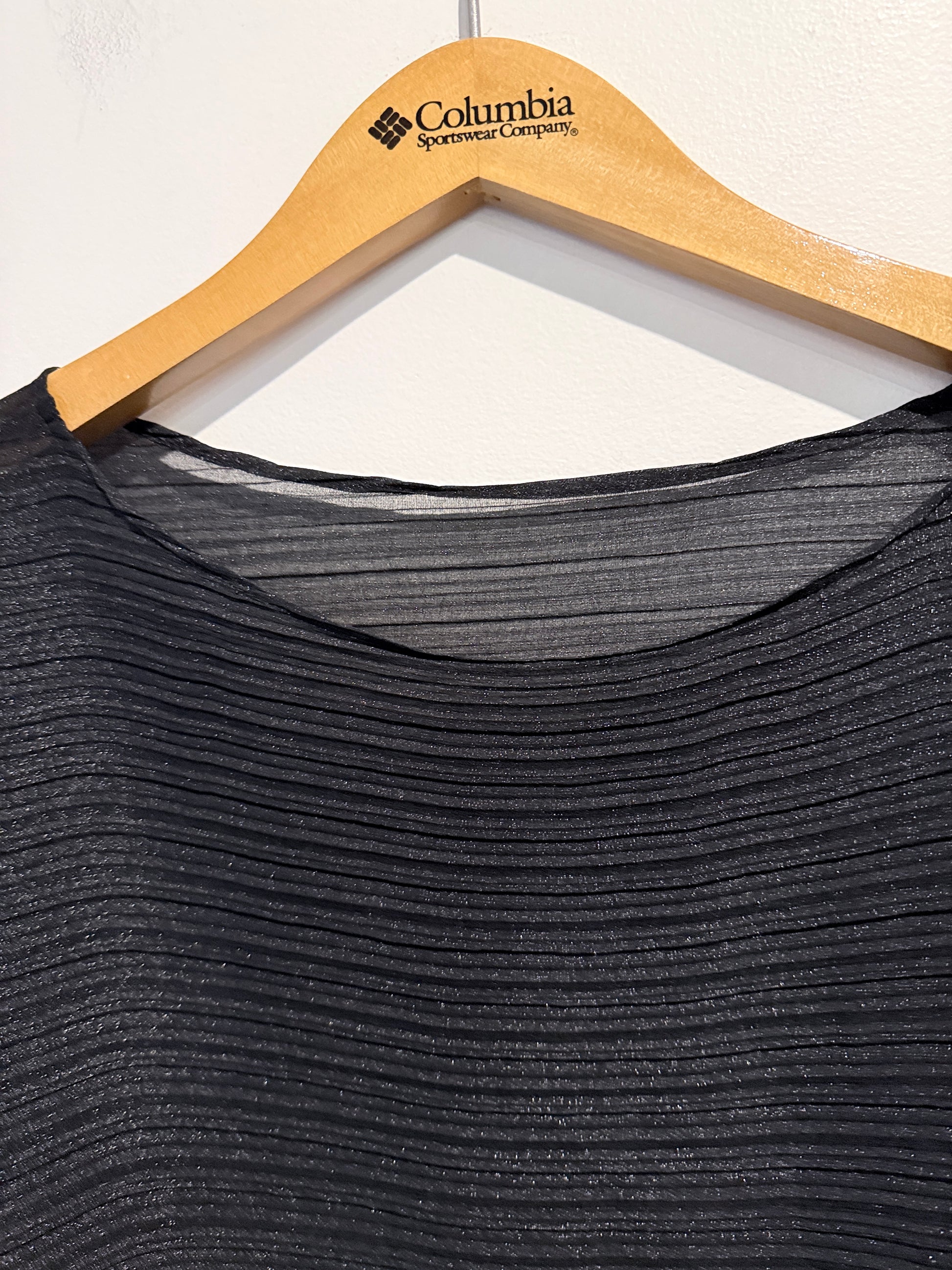Brand Unknown Lightweight Sheer Texture Top Size U/Arm to U/Arm 60cm