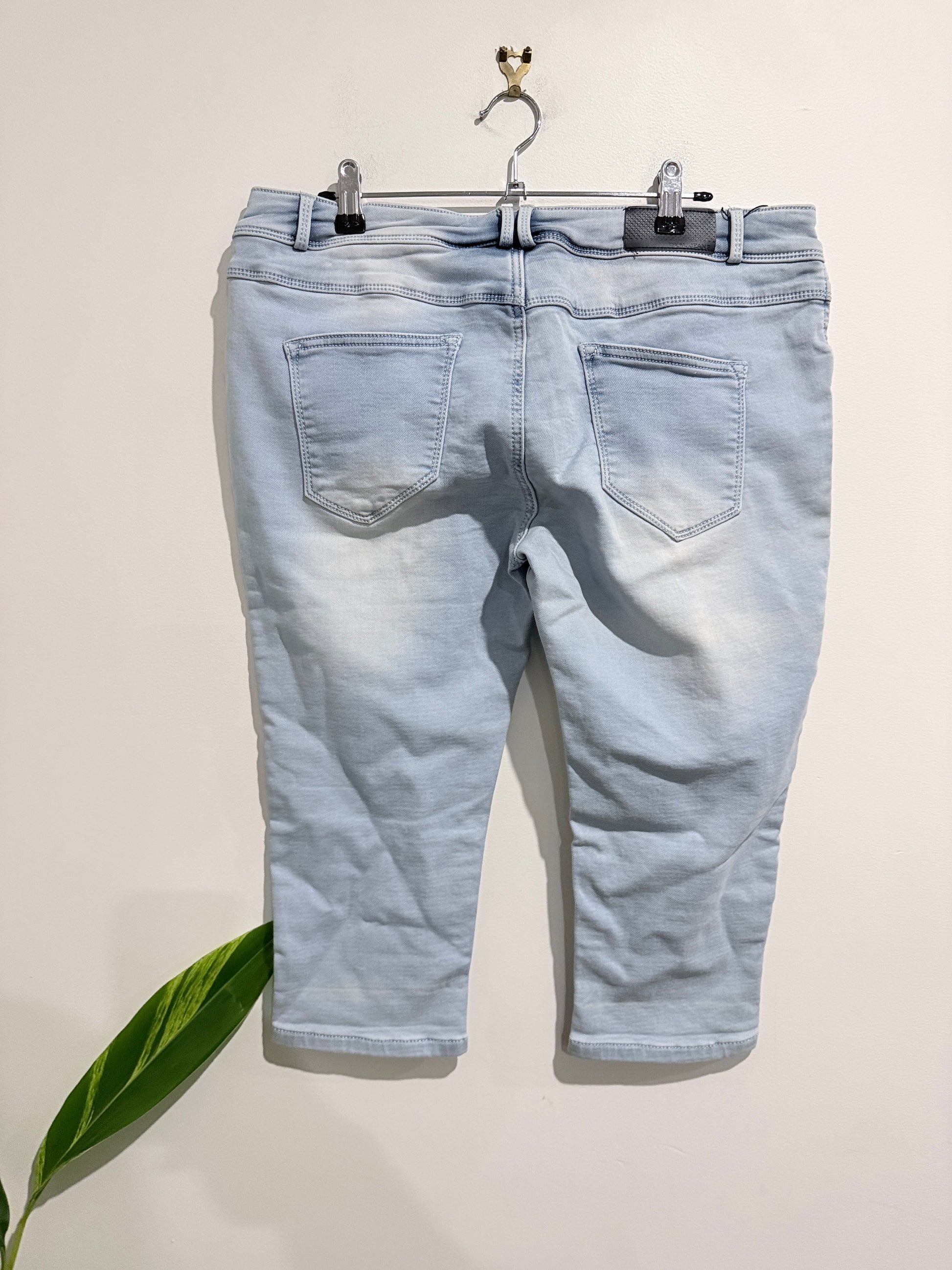 Deal Jeans Light Wash Denim Capri Jeans Size 3XL | U/Arm to U/Arm 92cm