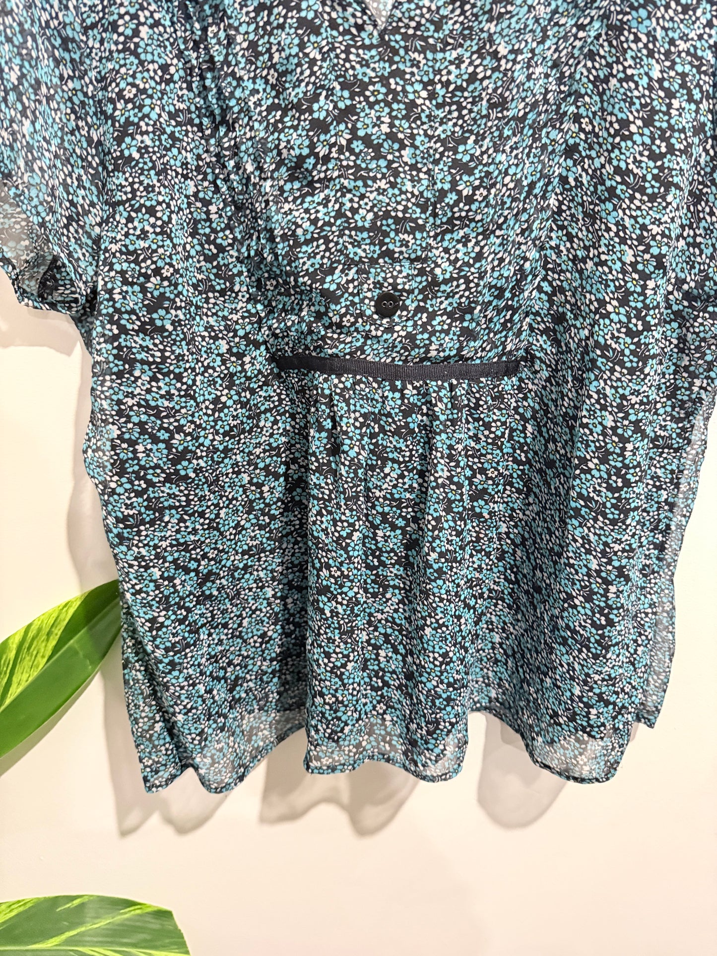 Chlorofile Floral Pattern Short-sleeve V-neck Top Size 16
