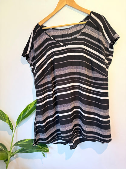 Brand Unknown Striped V-neck T-shirt Size U/Arm to U/Arm 58cm