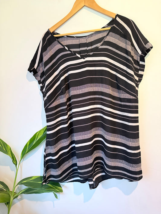 Brand Unknown Striped V-neck T-shirt Size U/Arm to U/Arm 58cm