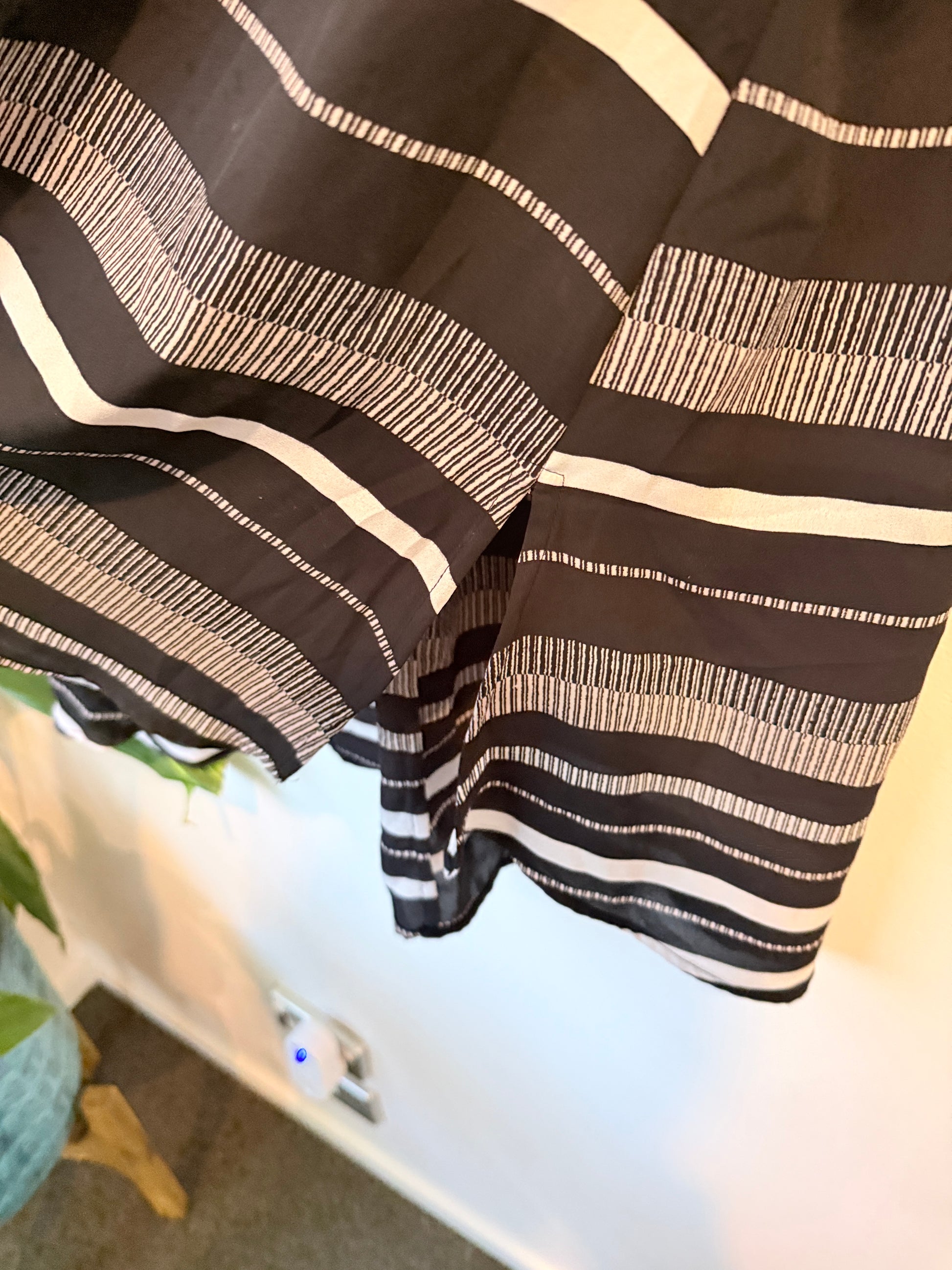 Brand Unknown Striped V-neck T-shirt Size U/Arm to U/Arm 58cm
