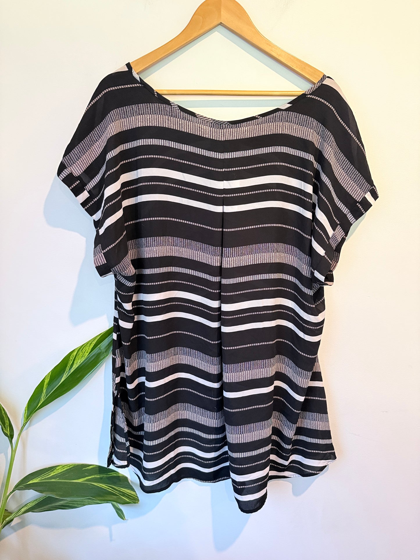 Brand Unknown Striped V-neck T-shirt Size U/Arm to U/Arm 58cm