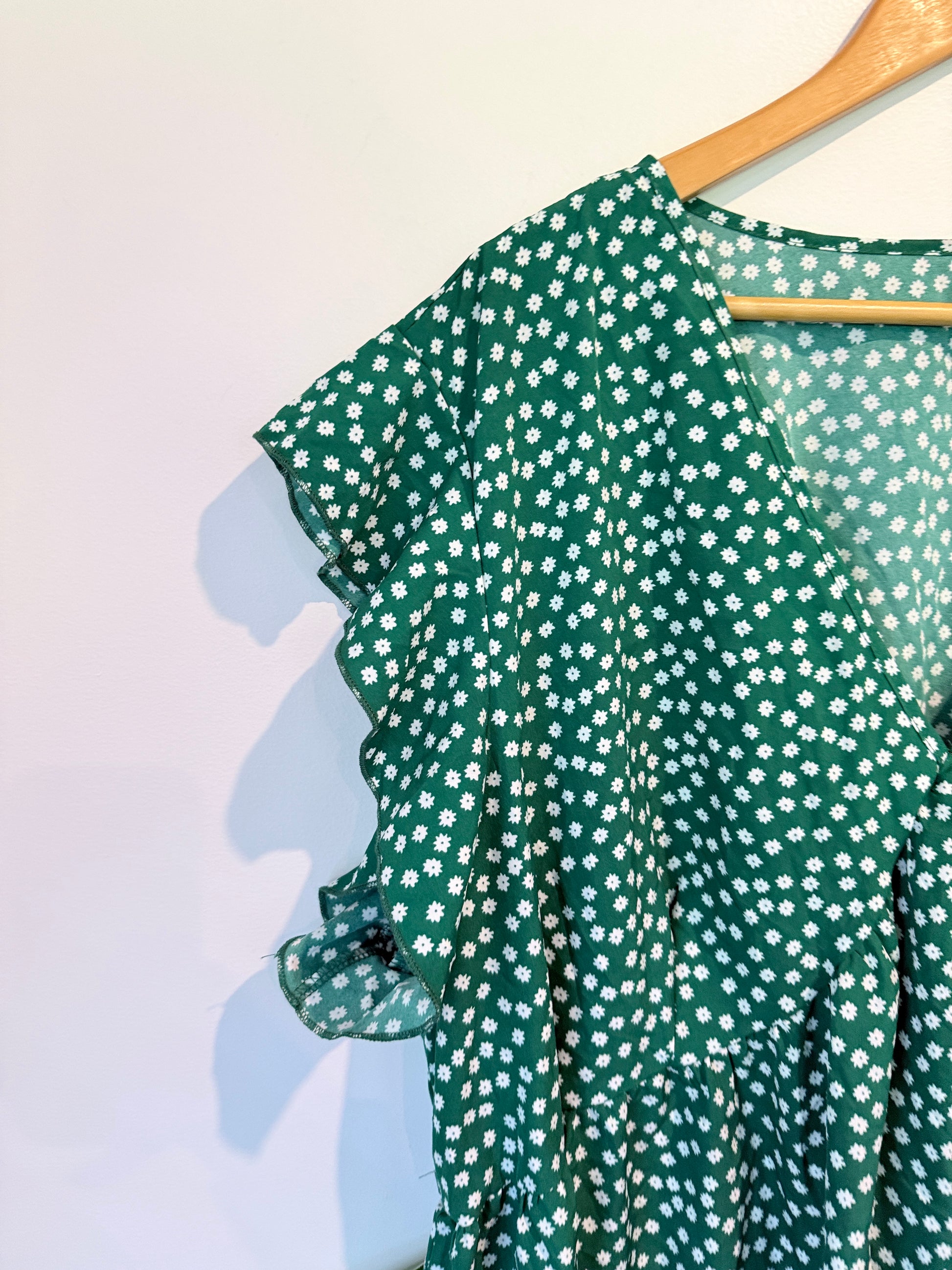 Brand Unknown Polka Dot Ruffle Sleeve Dress Size 5XL | U/Arm to U/Arm 56cm