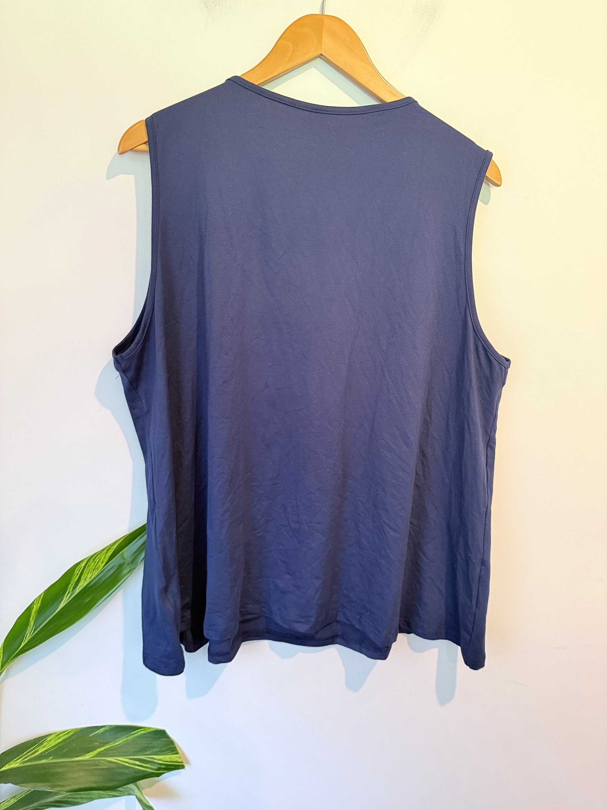 Brand Unknown V-neckline Sleeveless Top Size 4XL | U/Arm to U/Arm 64cm