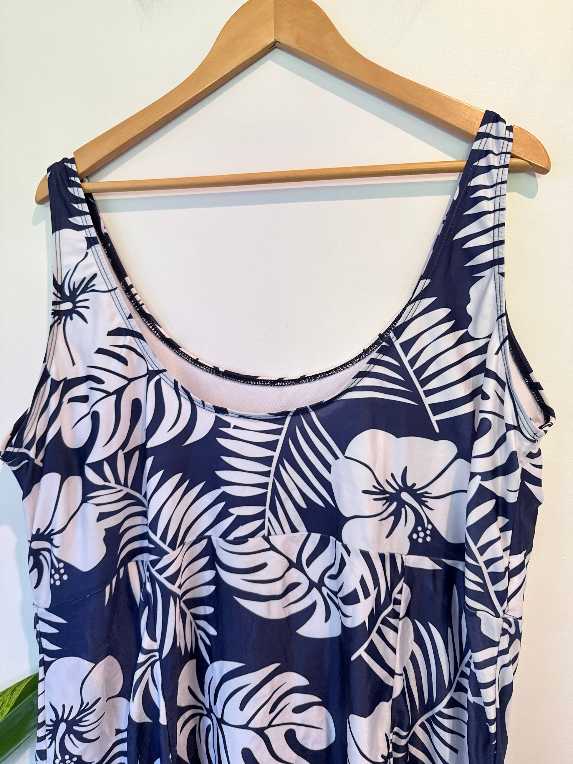 Brand Unknown Sleeveless Tank Top Size U/Arm to U/Arm 63cm