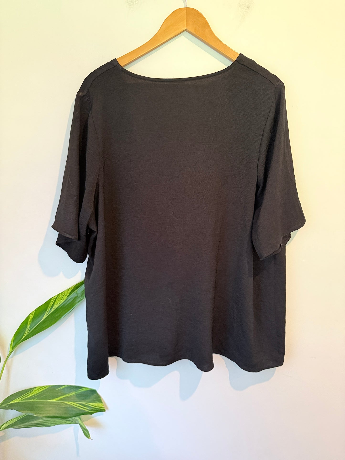 Brand Unknown V-neckline Short-sleeved Shirt Size U/Arm to U/Arm 69cm