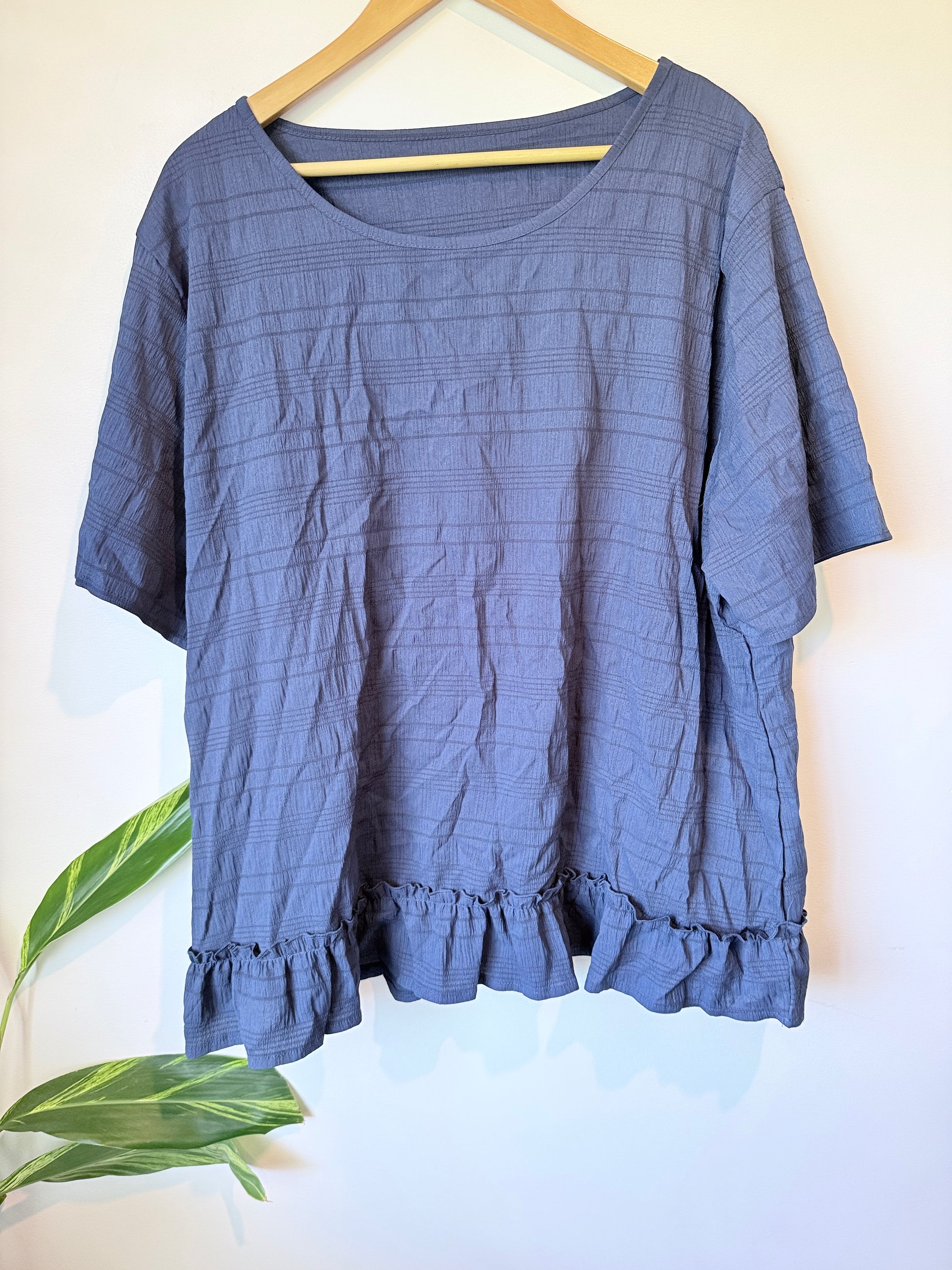 Brand Unknown Textured Ruffled Hem Top Size 5XL | U/Arm to U/Arm 70cm