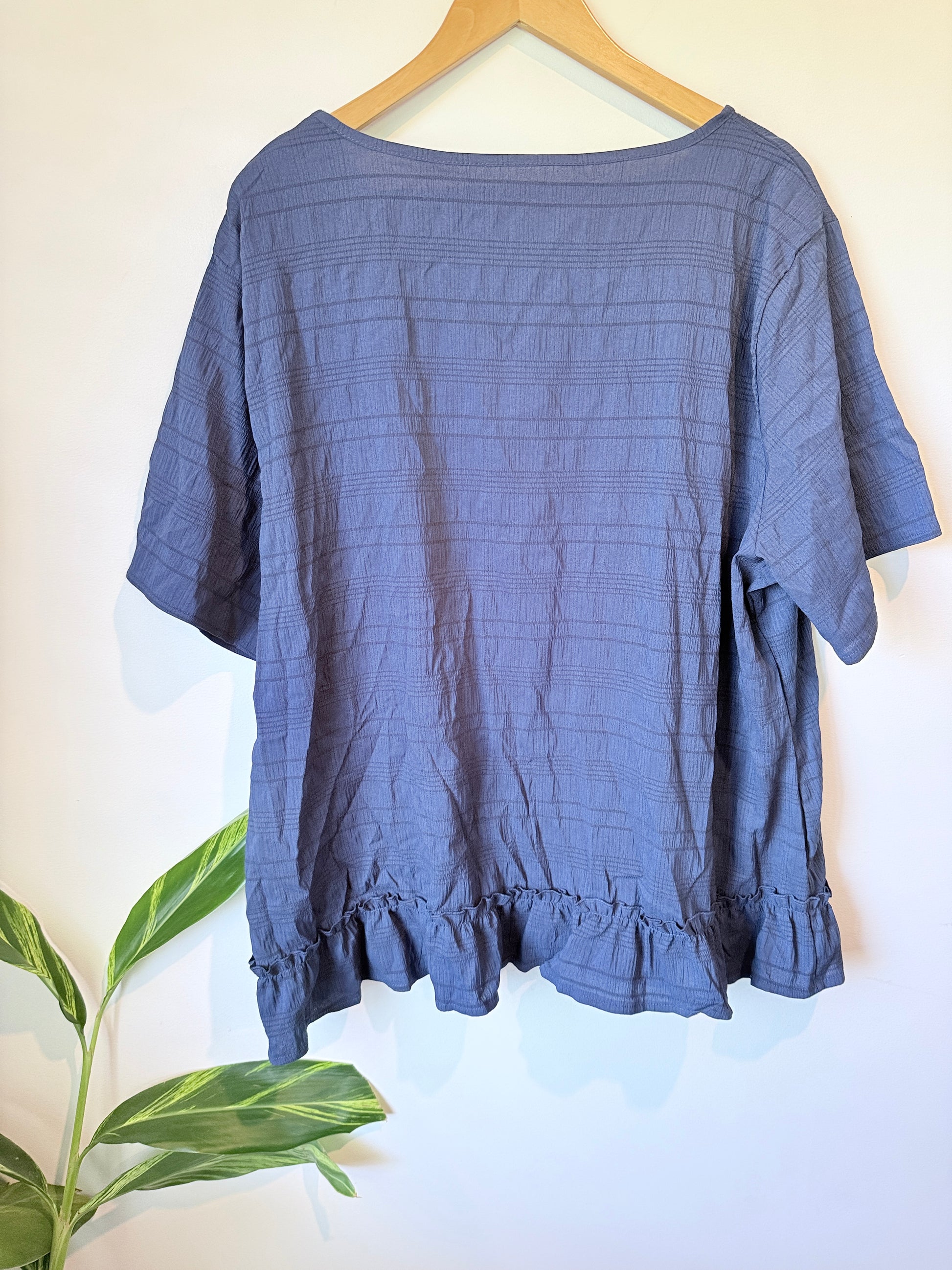 Brand Unknown Textured Ruffled Hem Top Size 5XL | U/Arm to U/Arm 70cm