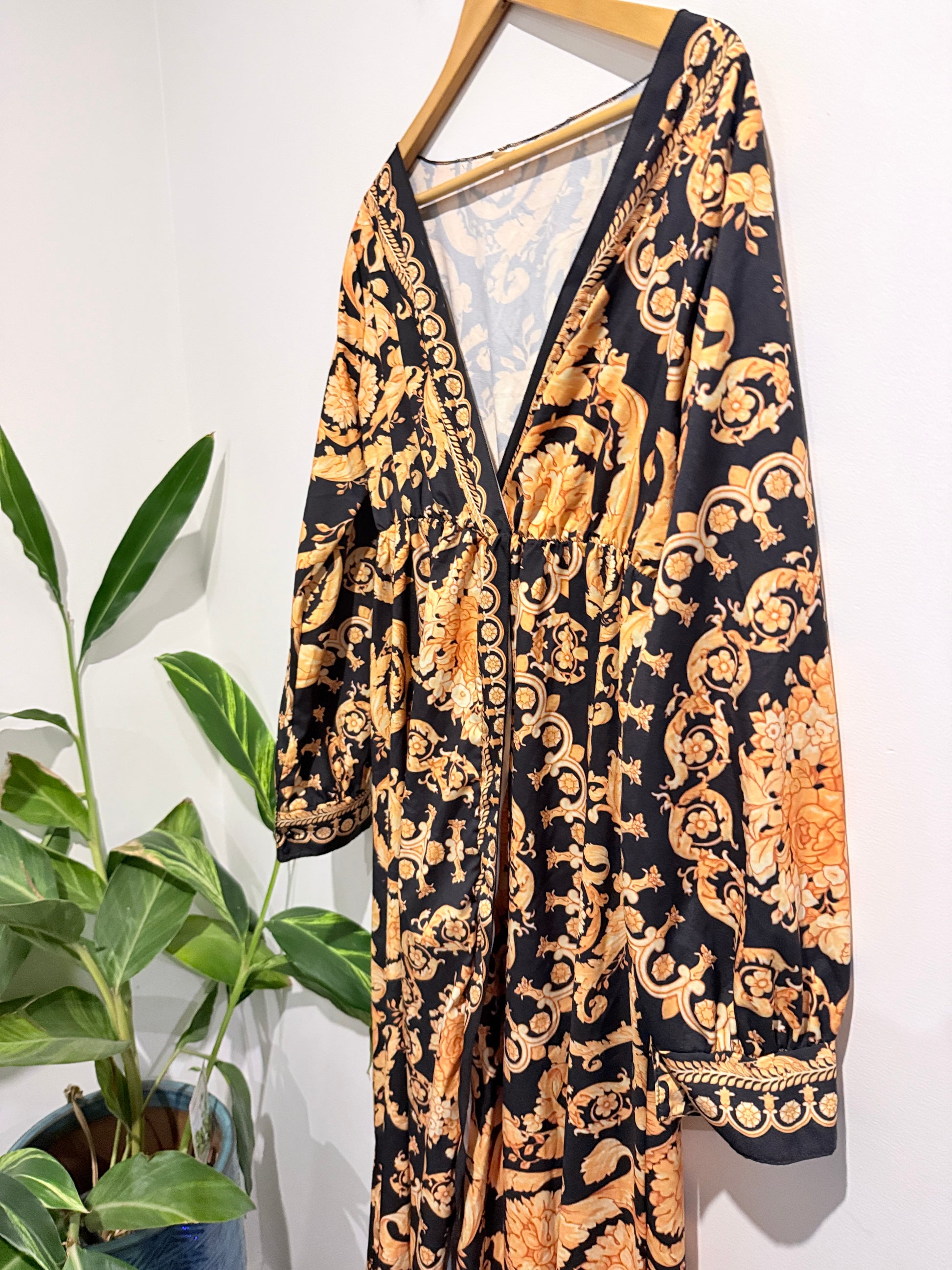 Brand Unknown Long-sleeve Baroque Maxi Dress Size U/Arm to U/Arm 48cm