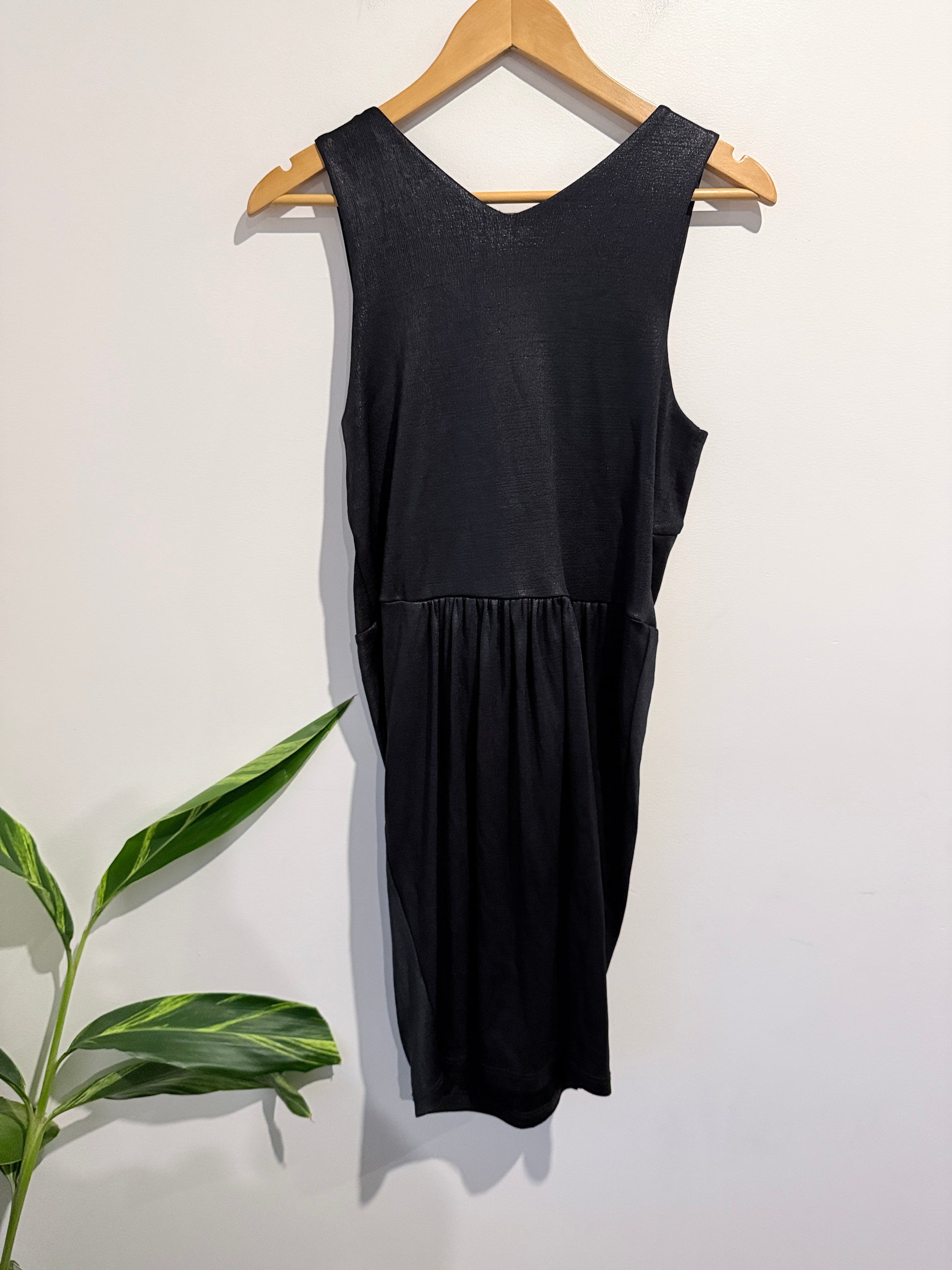 Hailwood (NZ Made) V-neck Mini Dress Size 8
