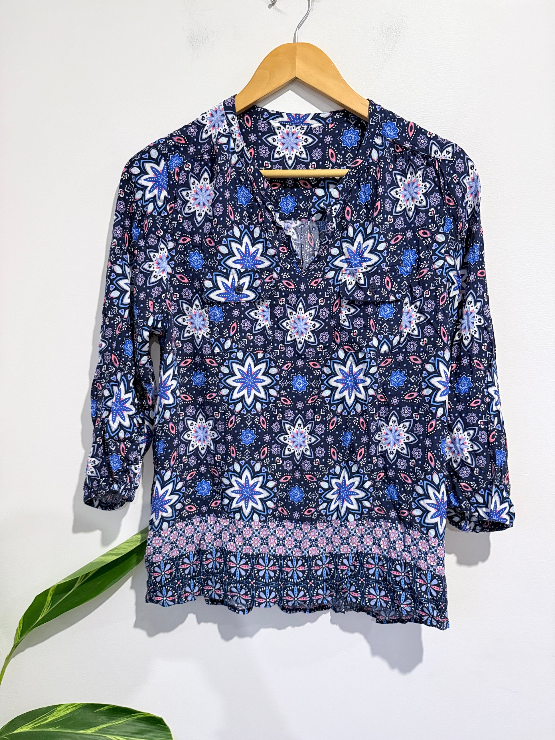 Brand Unknown Bohemian-style Batik Floral Blouse Size U/Arm to U/Arm 51cm