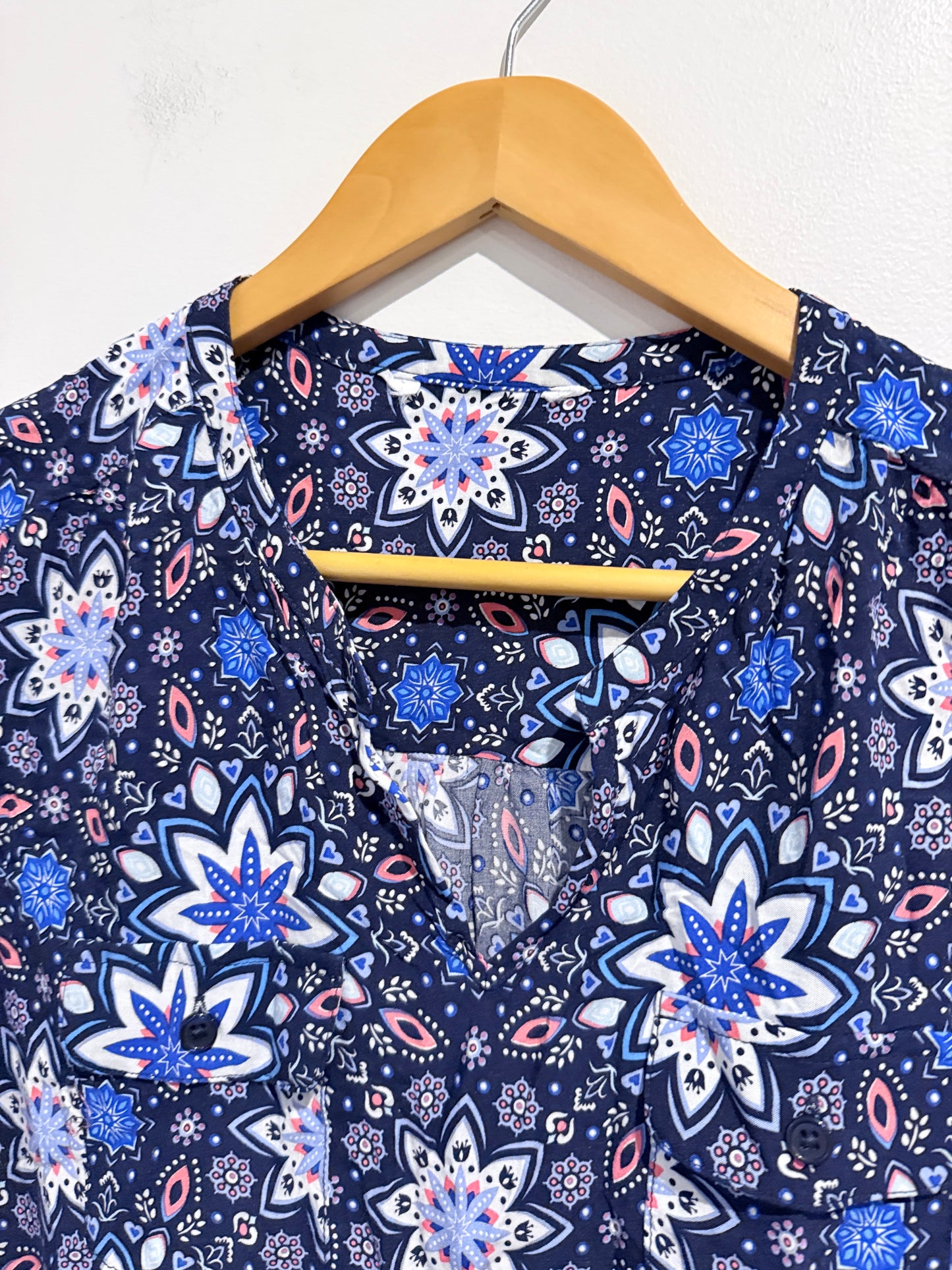 Brand Unknown Bohemian-style Batik Floral Blouse Size U/Arm to U/Arm 51cm