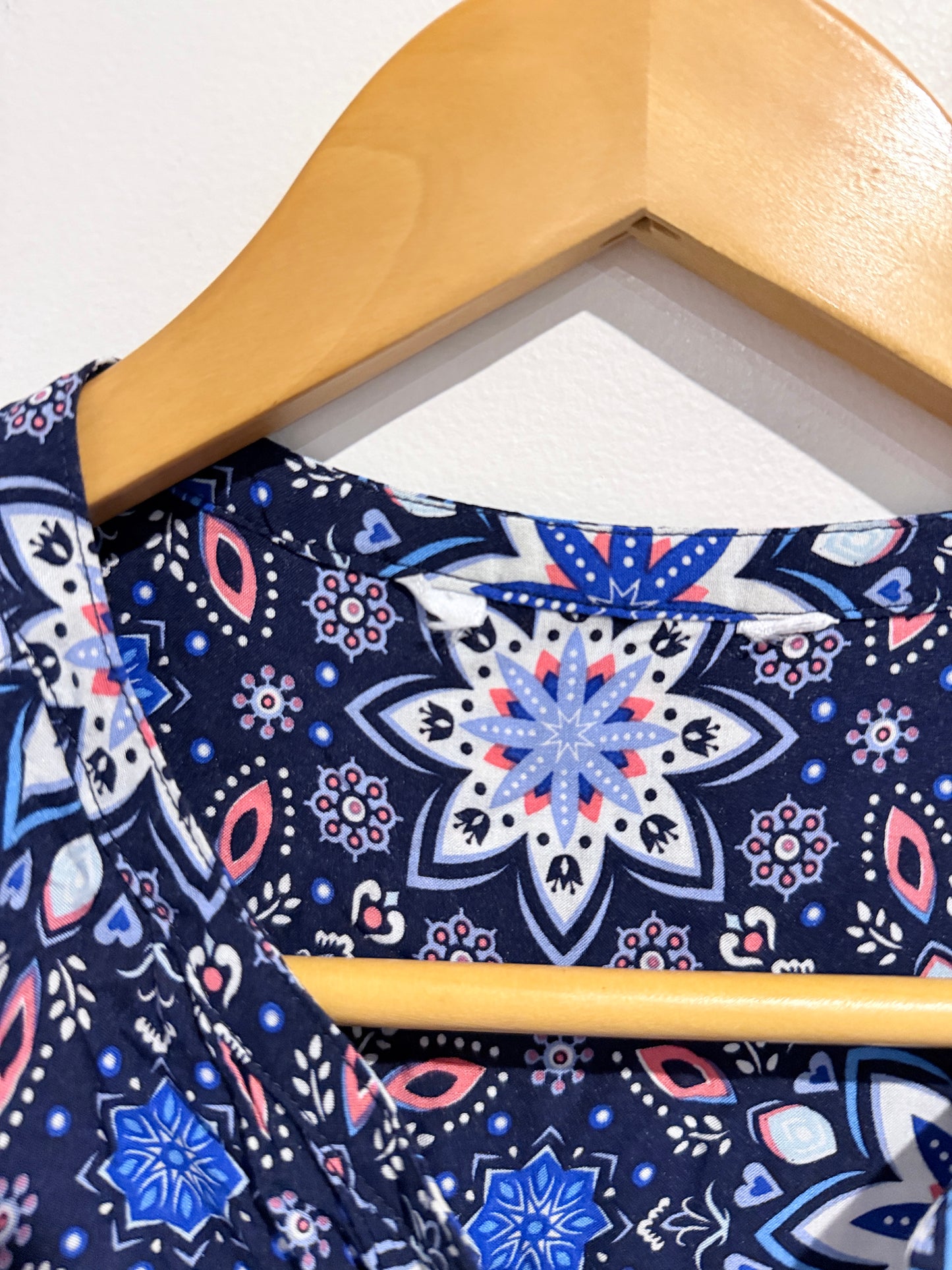 Brand Unknown Bohemian-style Batik Floral Blouse Size U/Arm to U/Arm 51cm