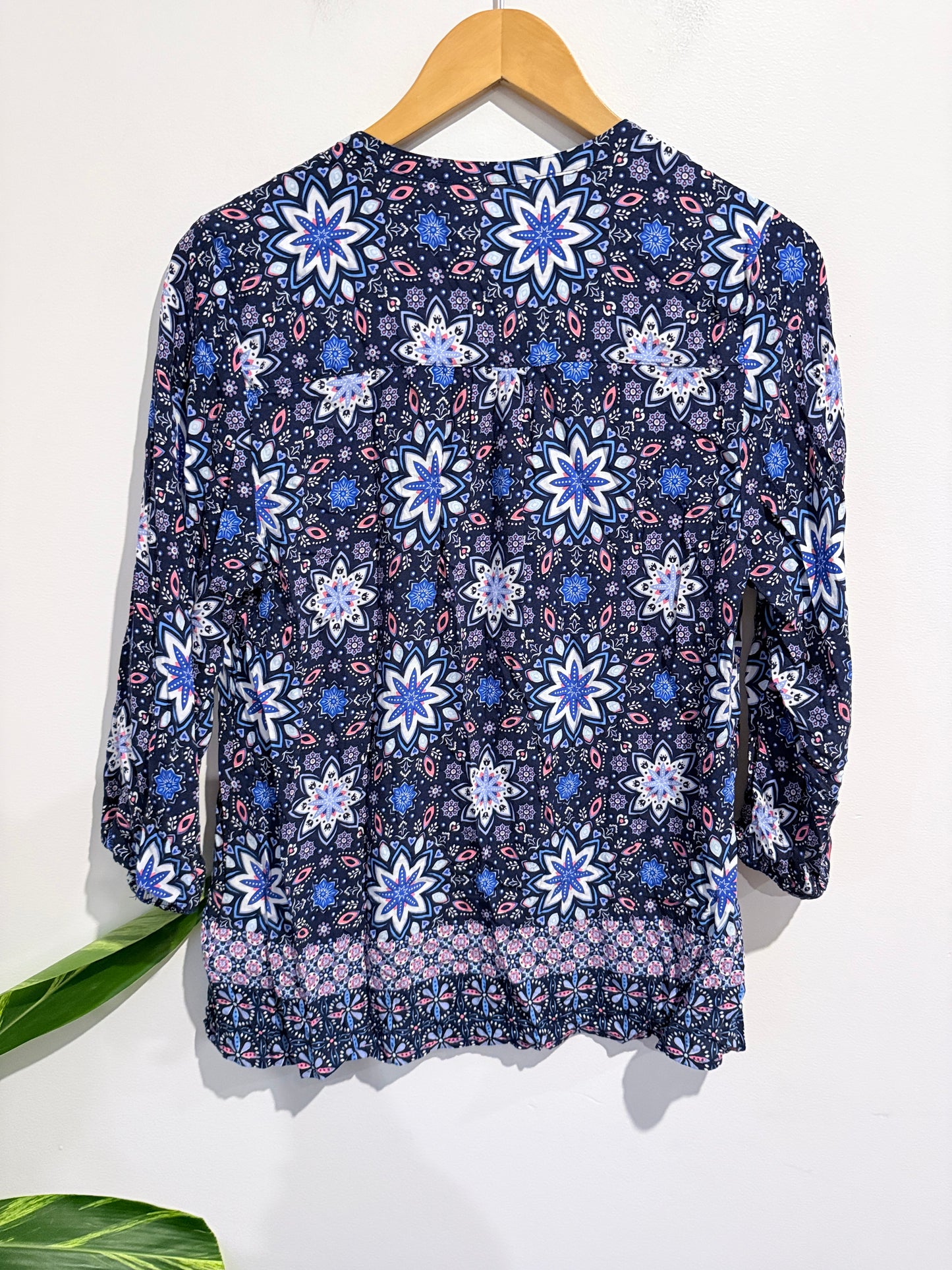Brand Unknown Bohemian-style Batik Floral Blouse Size U/Arm to U/Arm 51cm