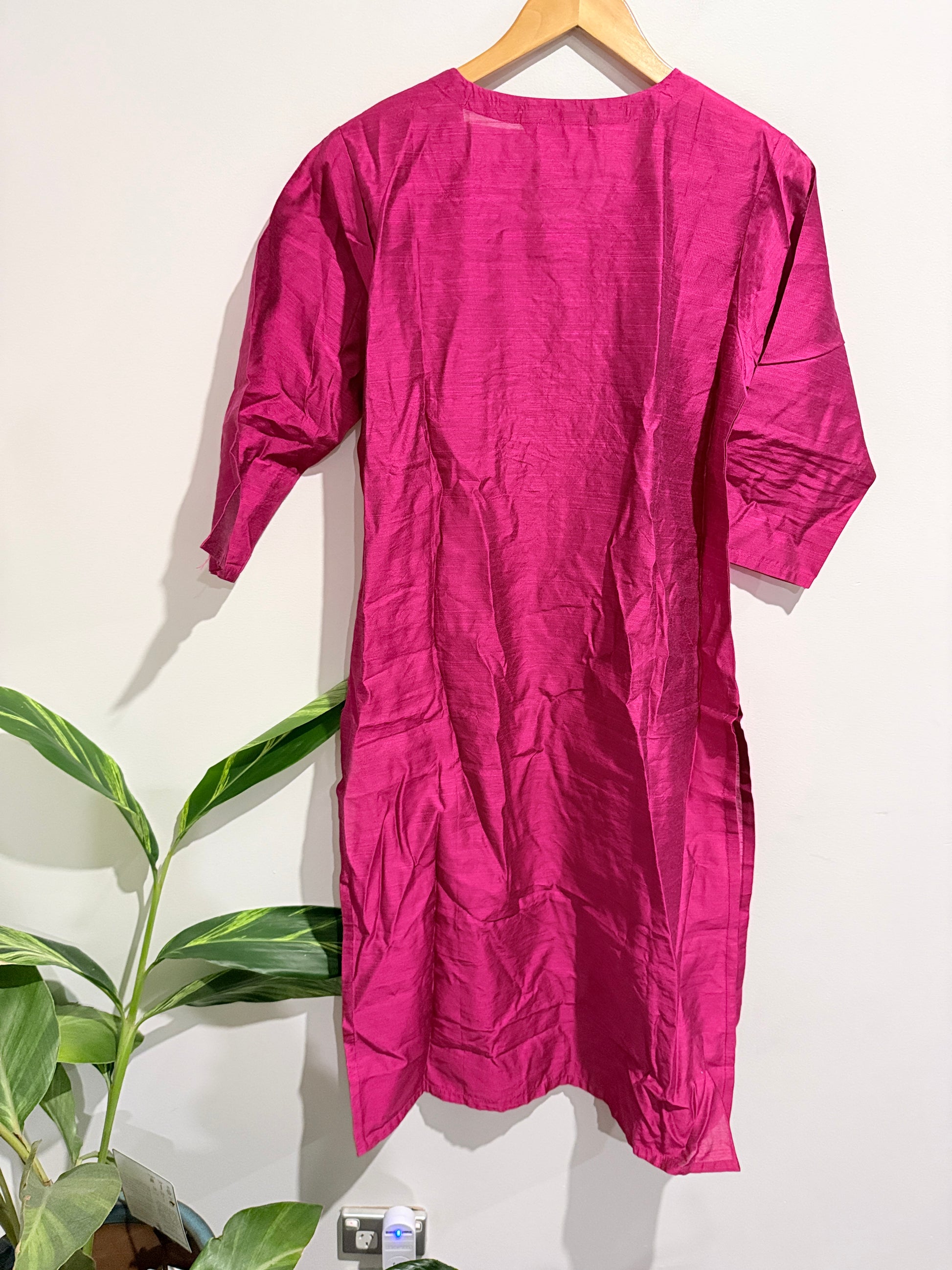Varanga Silk Blend Embroidered Kurta Size XL | U/Arm to U/Arm 53cm