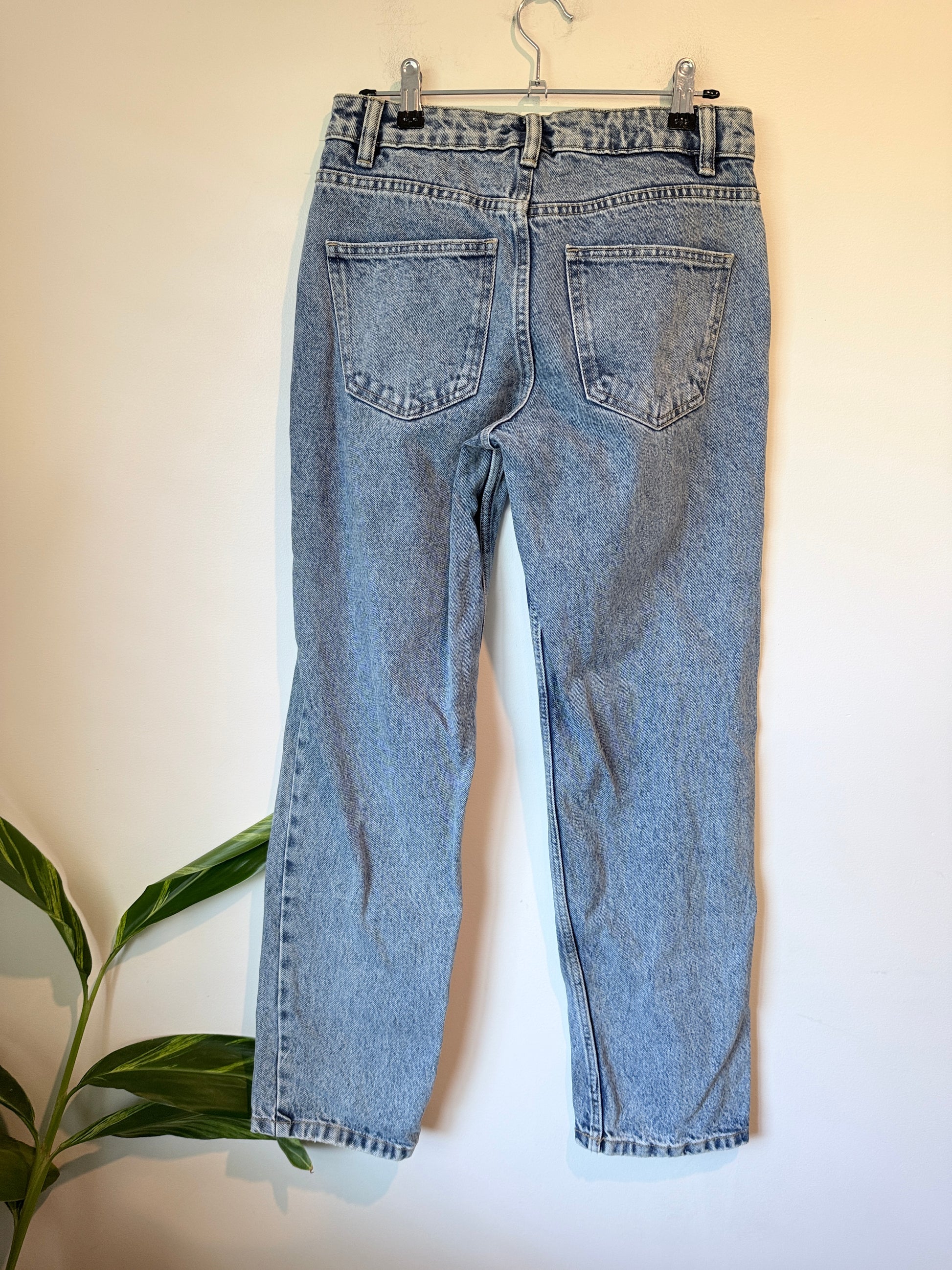 Straight Low Rise Acid Wash Jeans Size 6 — New