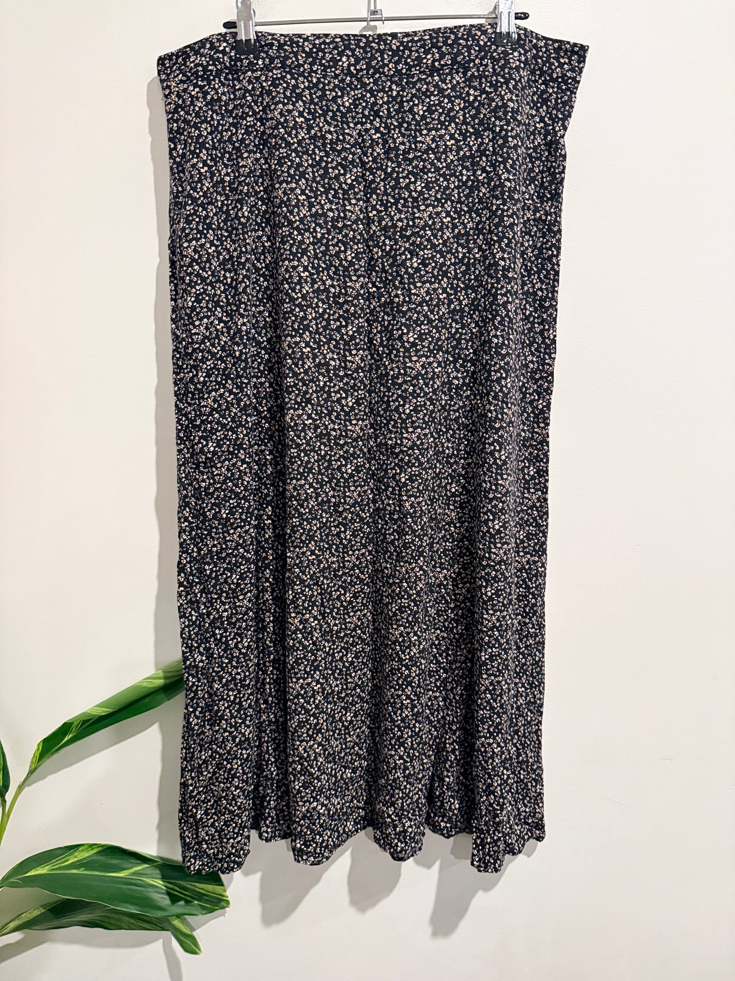 Brand Unknown Ditsy Floral Print A-line Maxi Skirt Size U/Arm to U/Arm 92cm