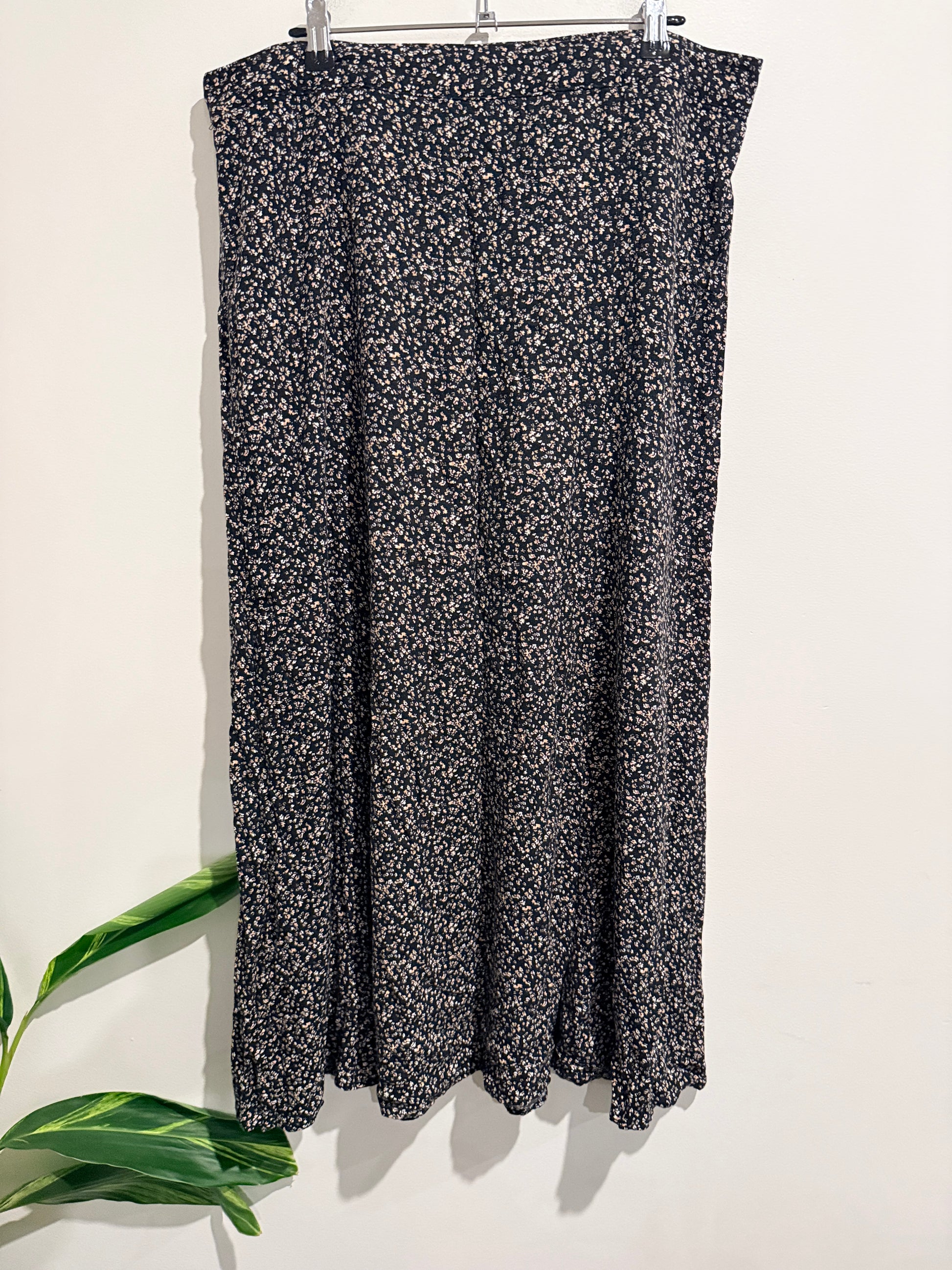 Brand Unknown Ditsy Floral Print A-line Maxi Skirt Size U/Arm to U/Arm 92cm
