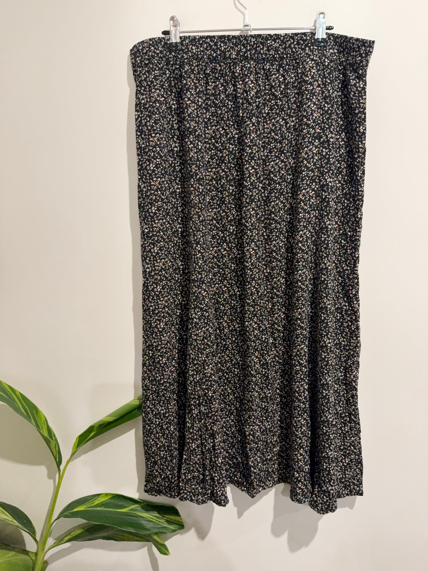 Brand Unknown Ditsy Floral Print A-line Maxi Skirt Size U/Arm to U/Arm 92cm