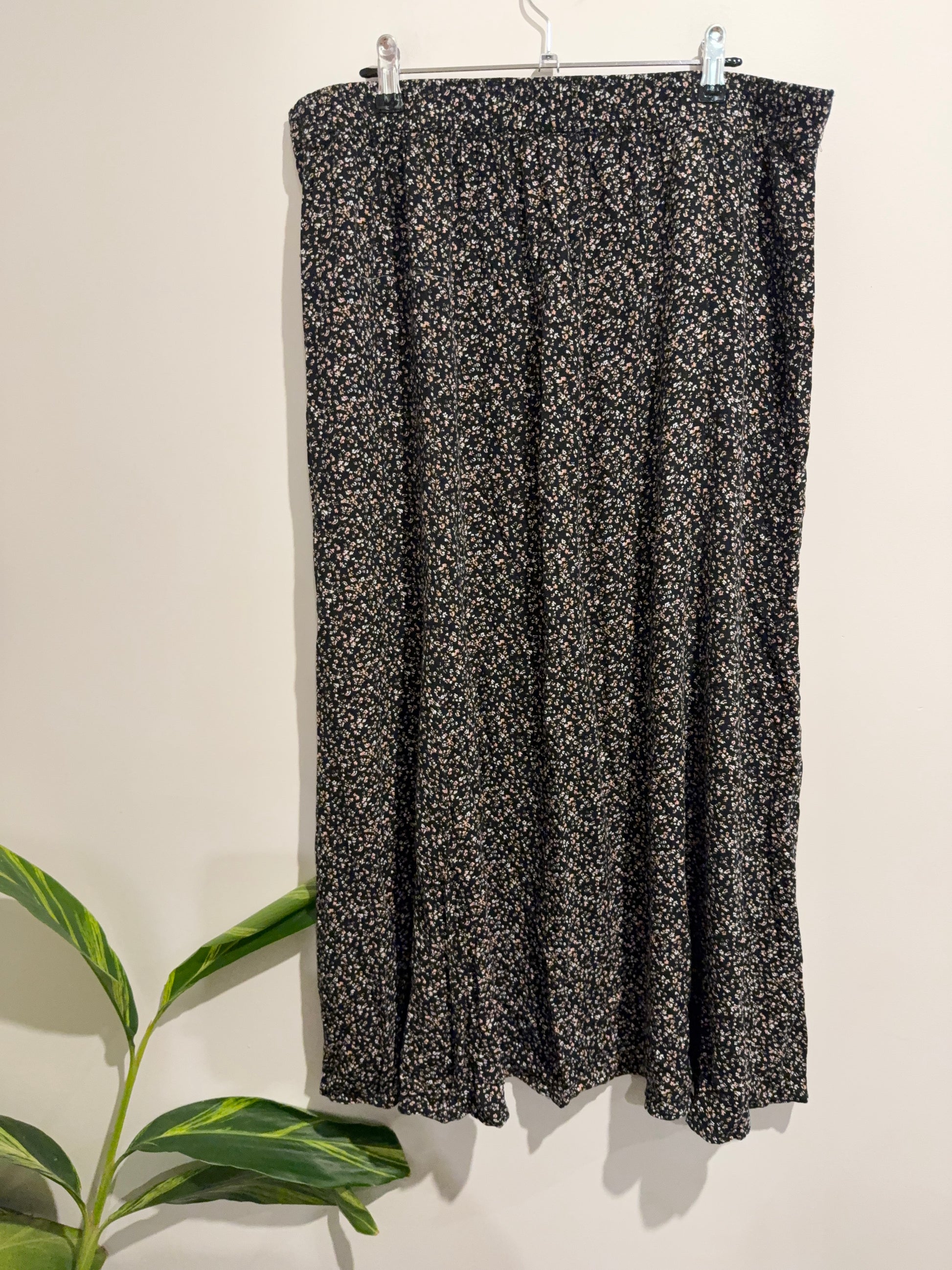 Brand Unknown Ditsy Floral Print A-line Maxi Skirt Size U/Arm to U/Arm 92cm