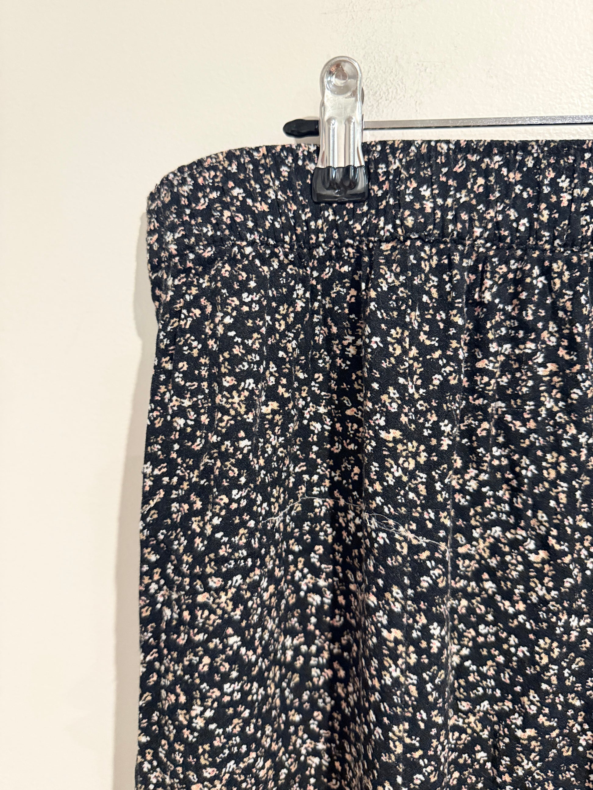 Brand Unknown Ditsy Floral Print A-line Maxi Skirt Size U/Arm to U/Arm 92cm