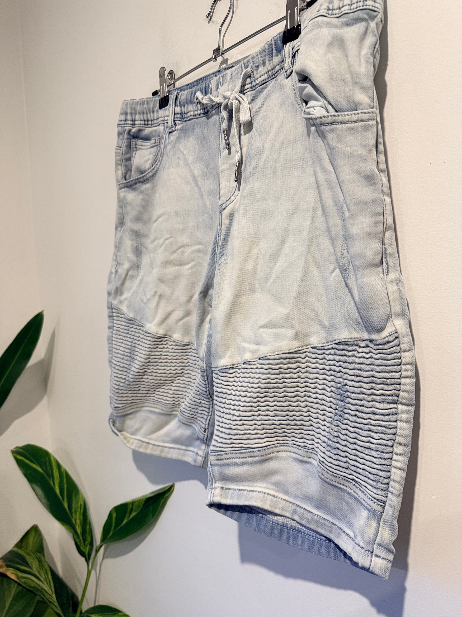 Connor Light-wash Denim Shorts Size 34 | Waist 102cm