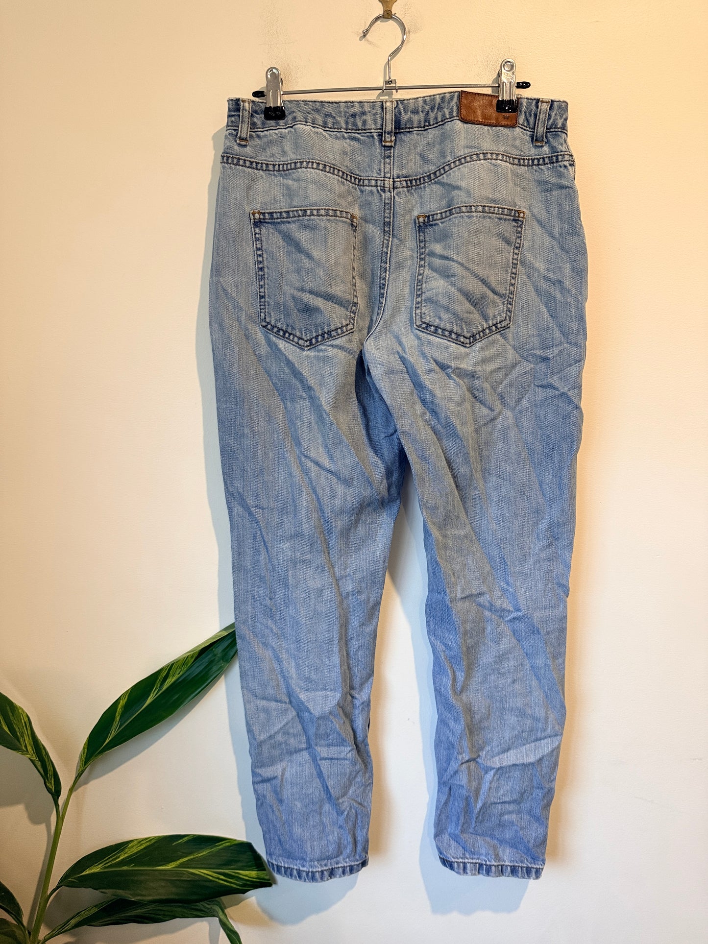 Whistle High-rise Mom Jeans. Size 26cm | Waist 78cm