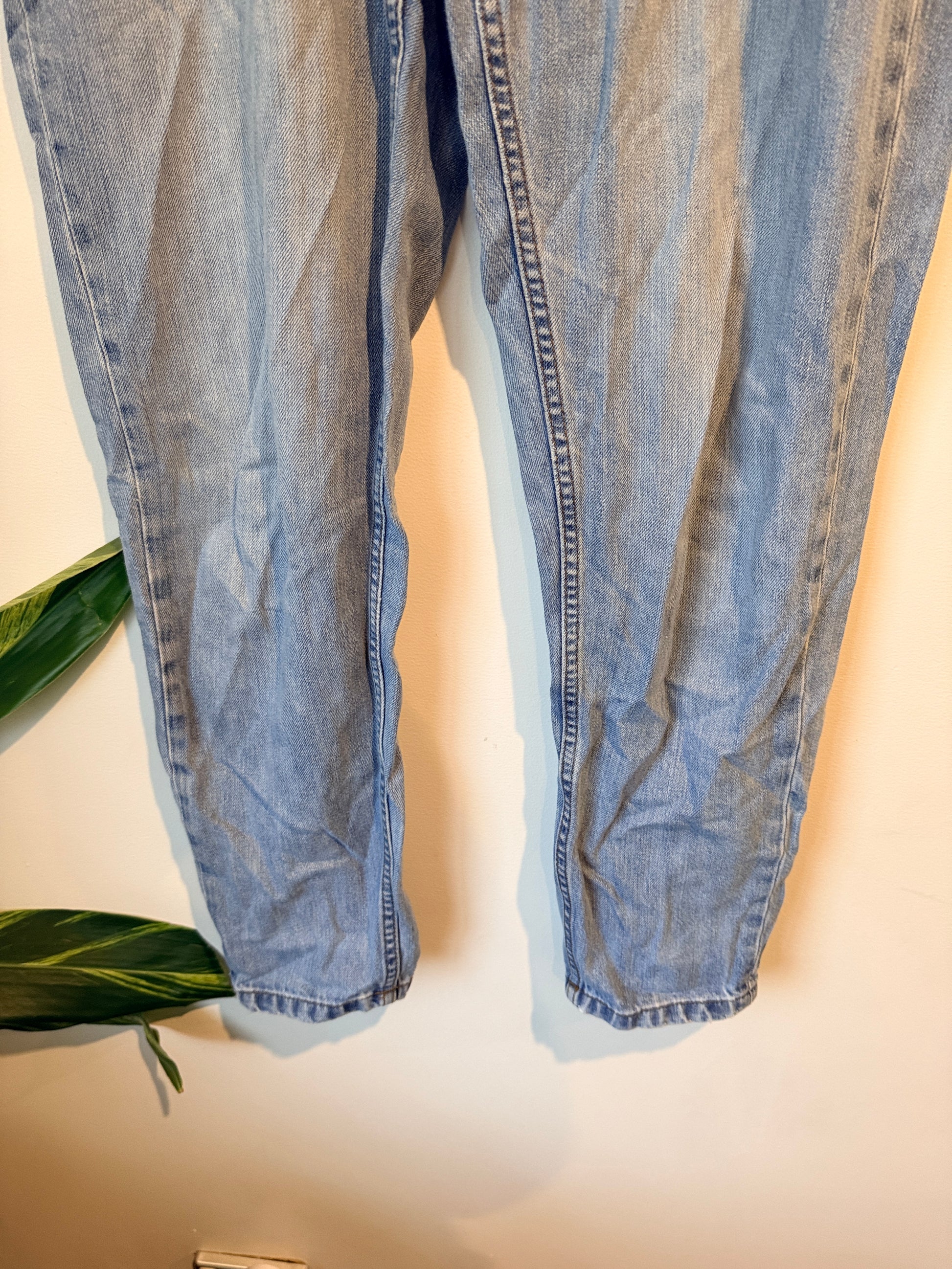 Whistle High-rise Mom Jeans. Size 26cm | Waist 78cm
