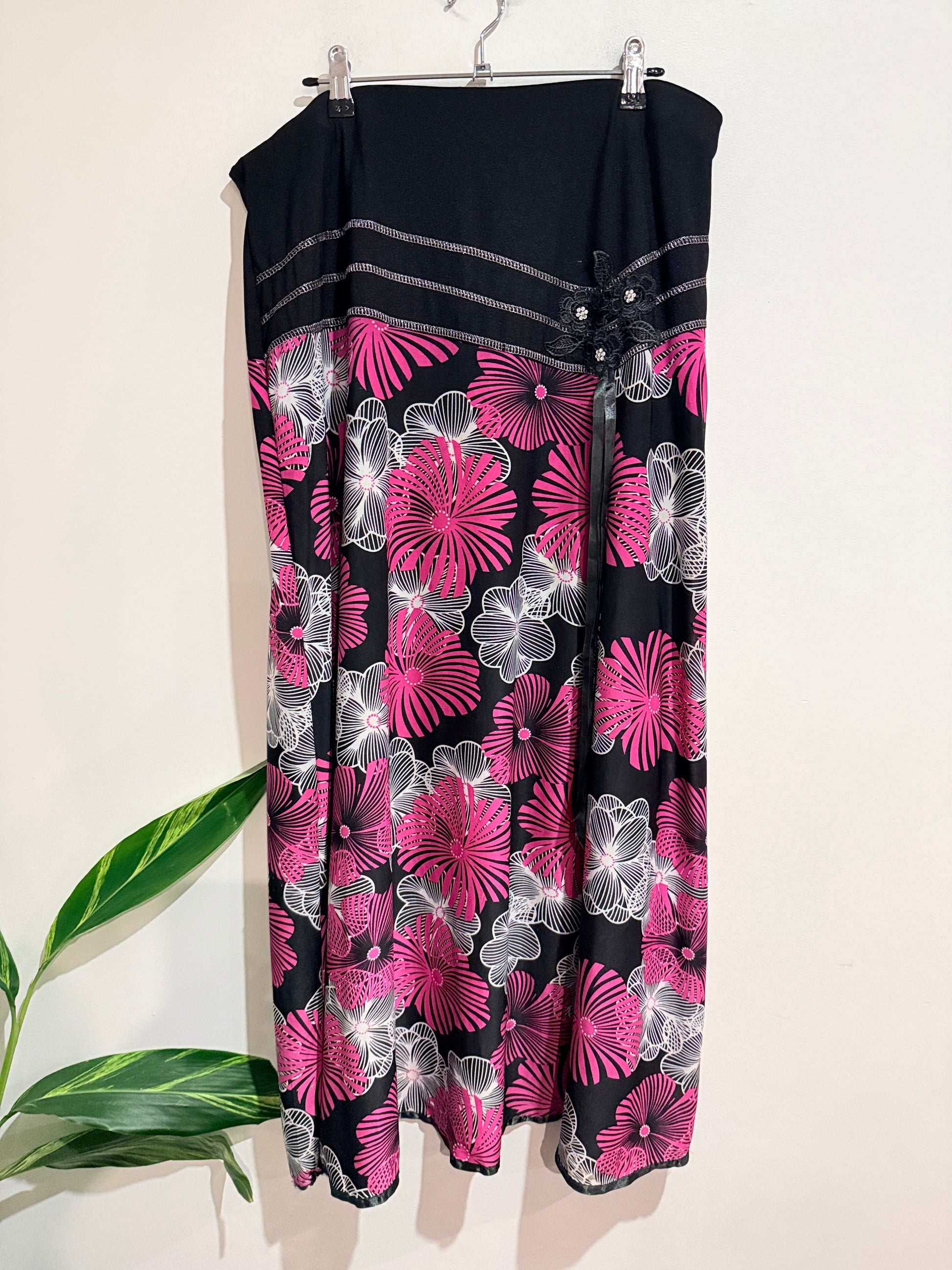 Brand Unknown Floral Knit Maxi Skirt Size Waist 92cm