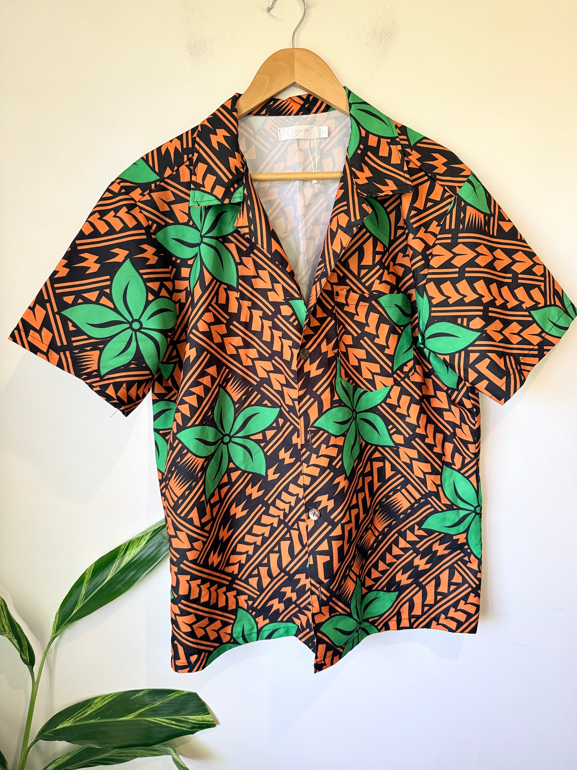 South Pacific Y & Q Tribal Hawaiian Shirt Size M