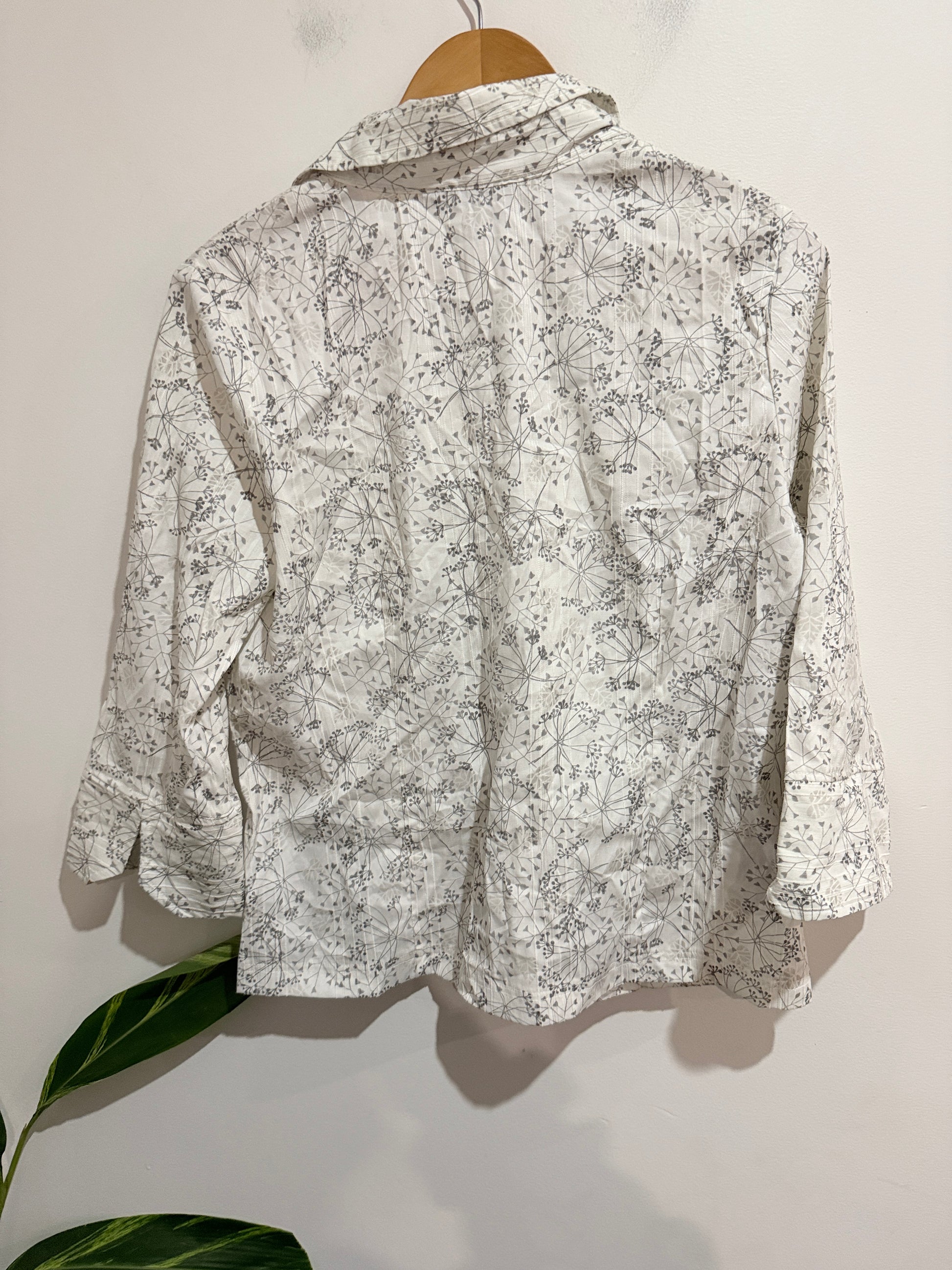 Expression Long-sleeved Button-down Blouse Size 16 | Bust: 105cm | Waist: 85cm | Hip: 110cm