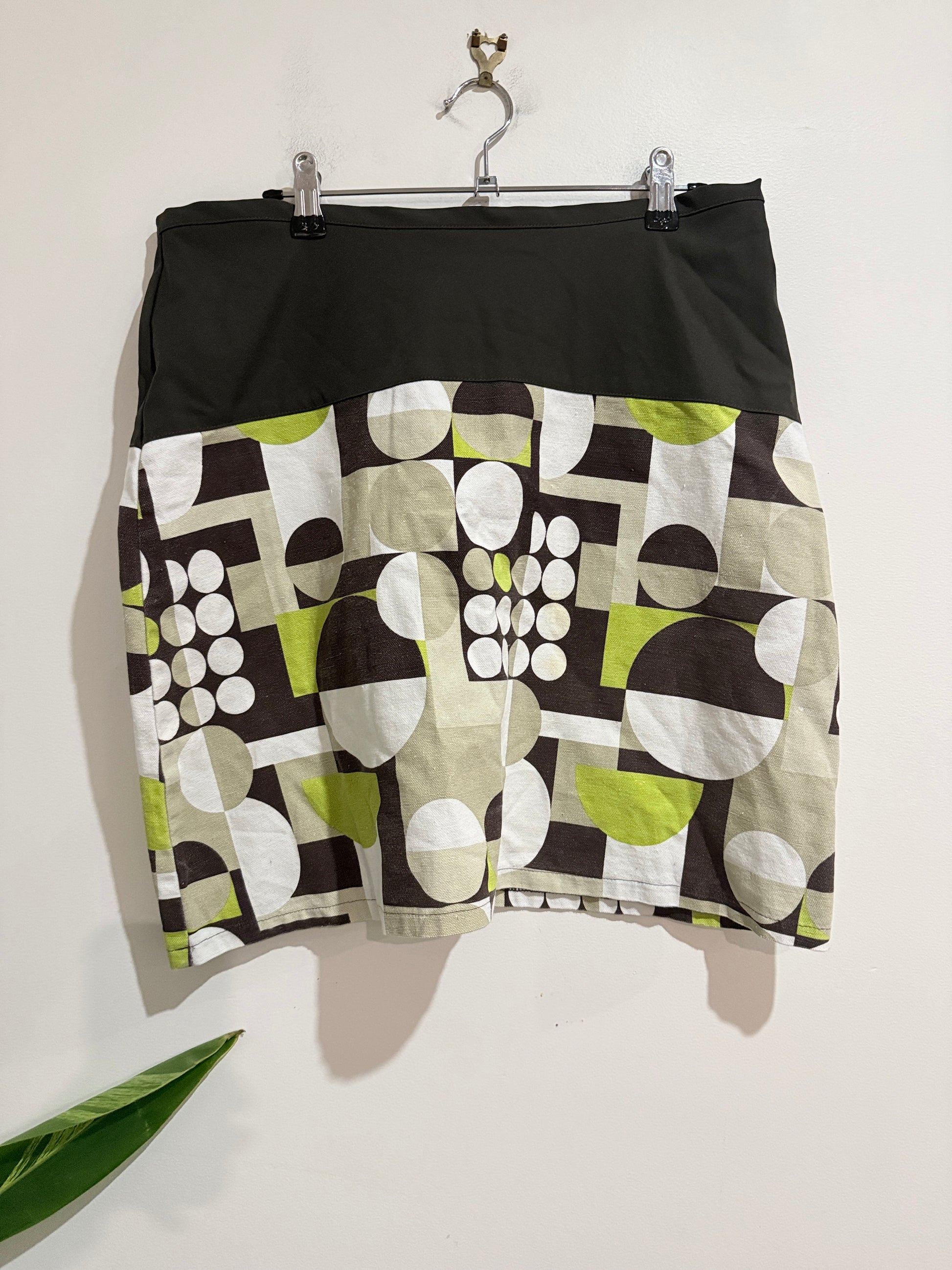 Nine Retro-inspired Mini Skirt Size L | Waist: 84cm