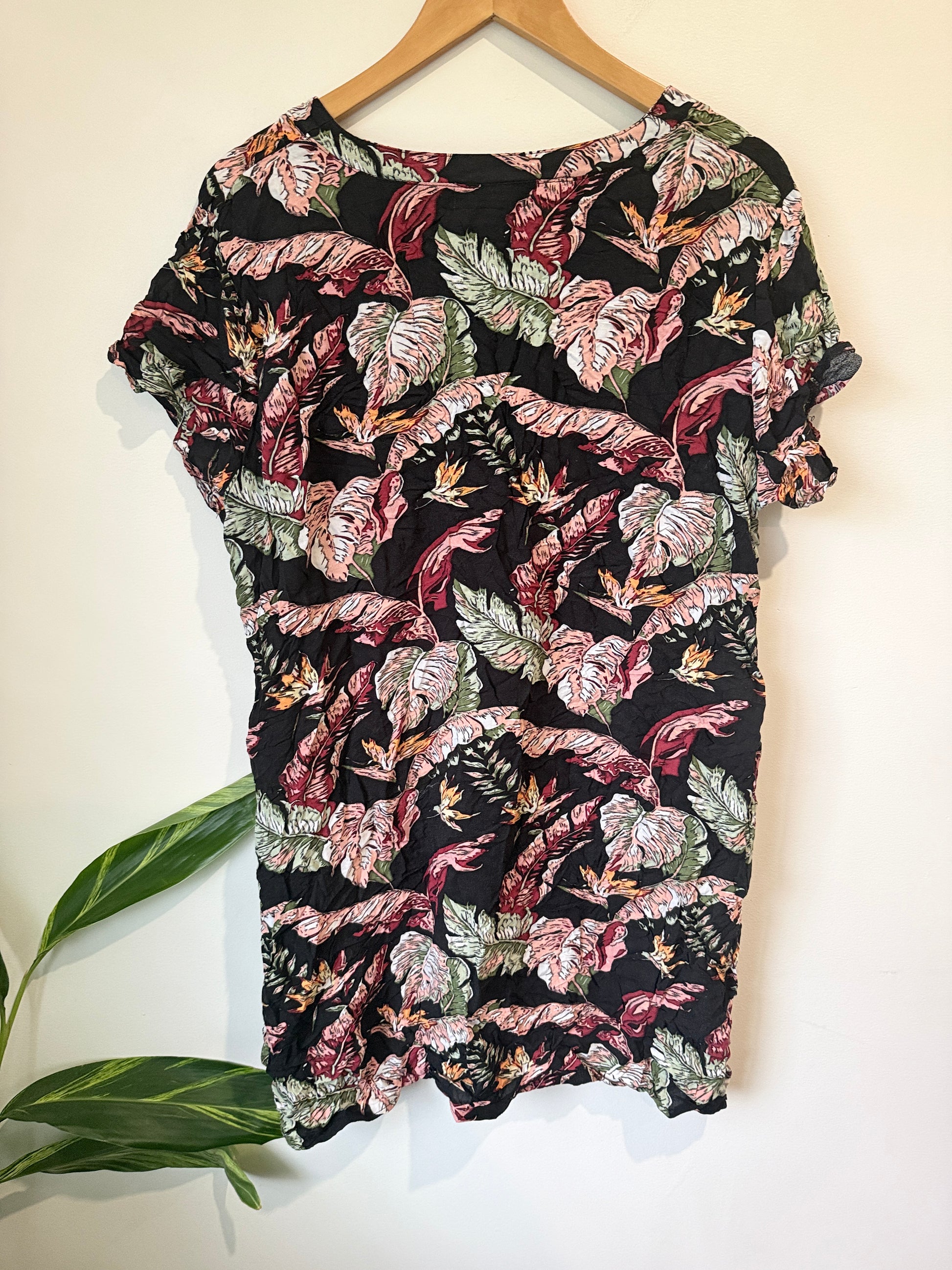 Missy D Short-sleeve Tropical Top Size 18 | U/Arm to U/Arm 54cm