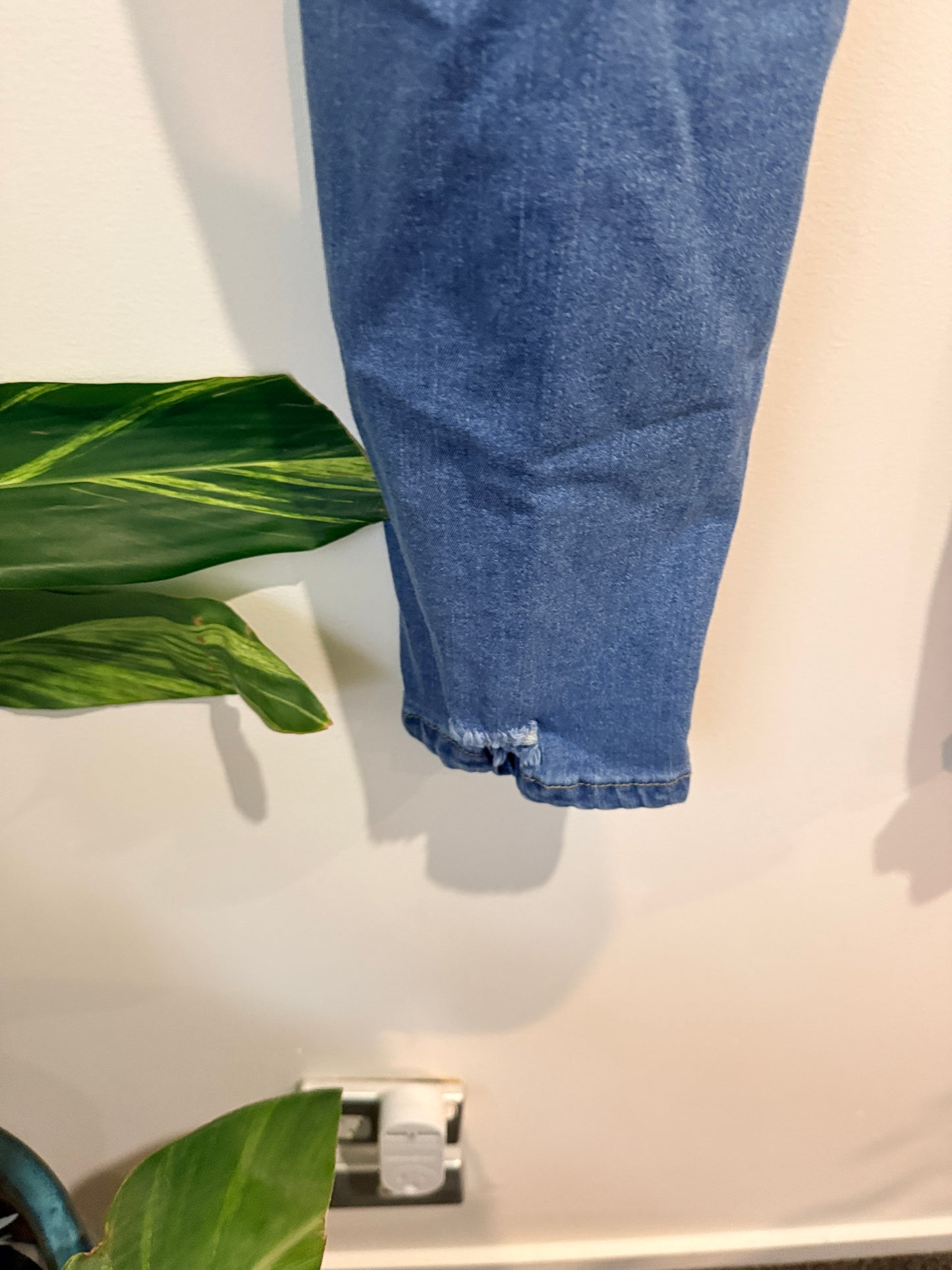 Shein High-waisted, Distressed Skinny Jeans Size 4XL | Waist: 102cm