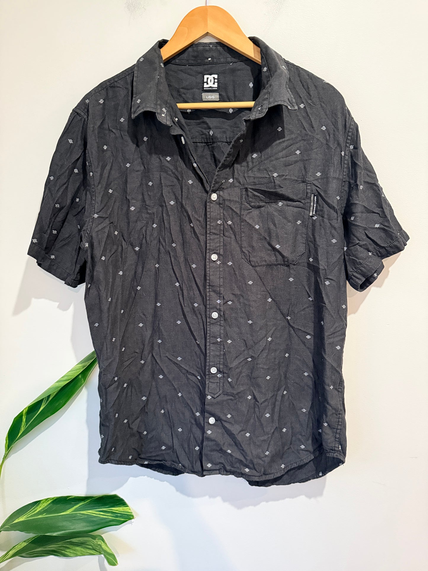 DC Short-sleeve Button-down Shirt Size L/G/G