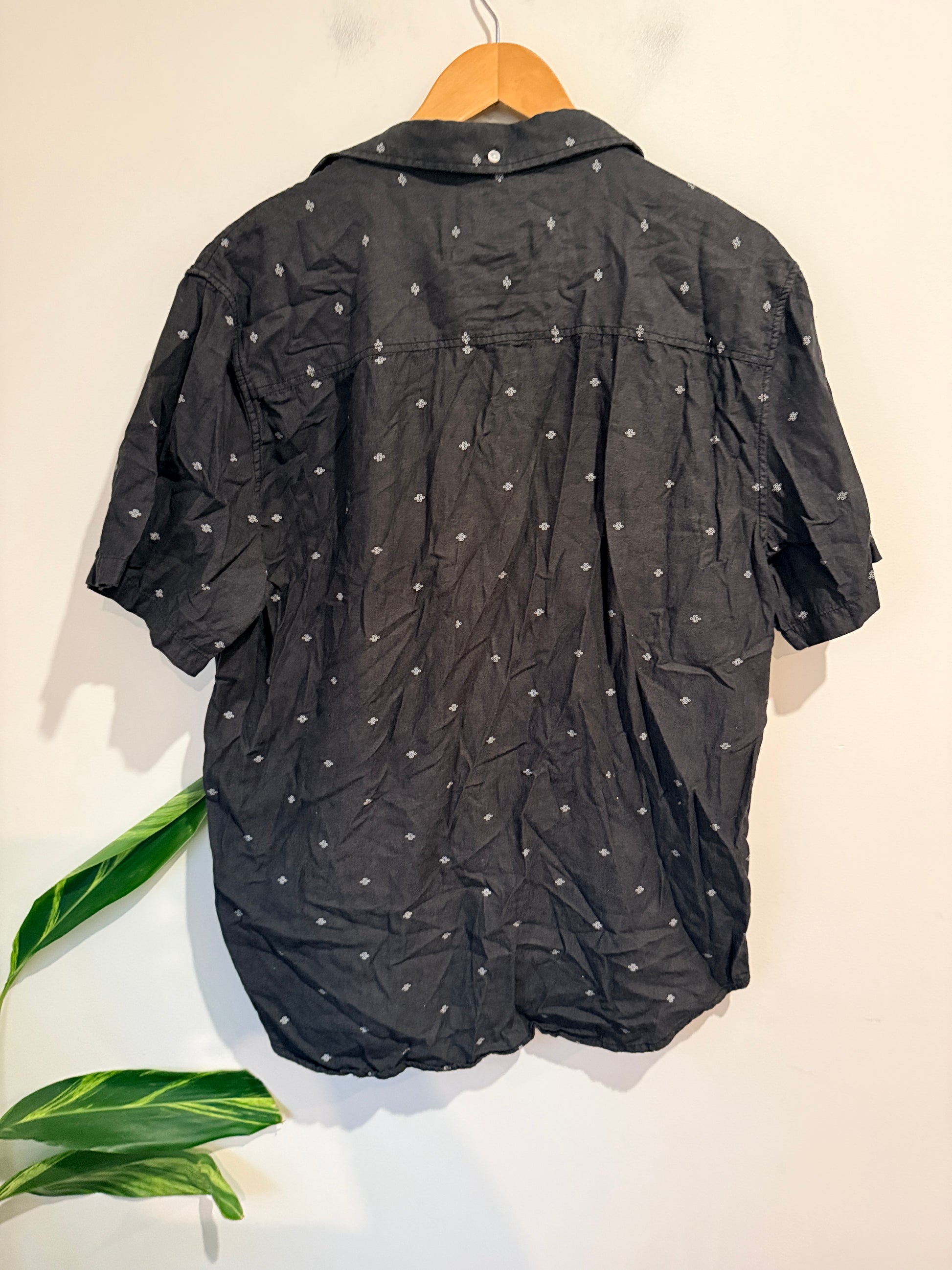 DC Short-sleeve Button-down Shirt Size L/G/G