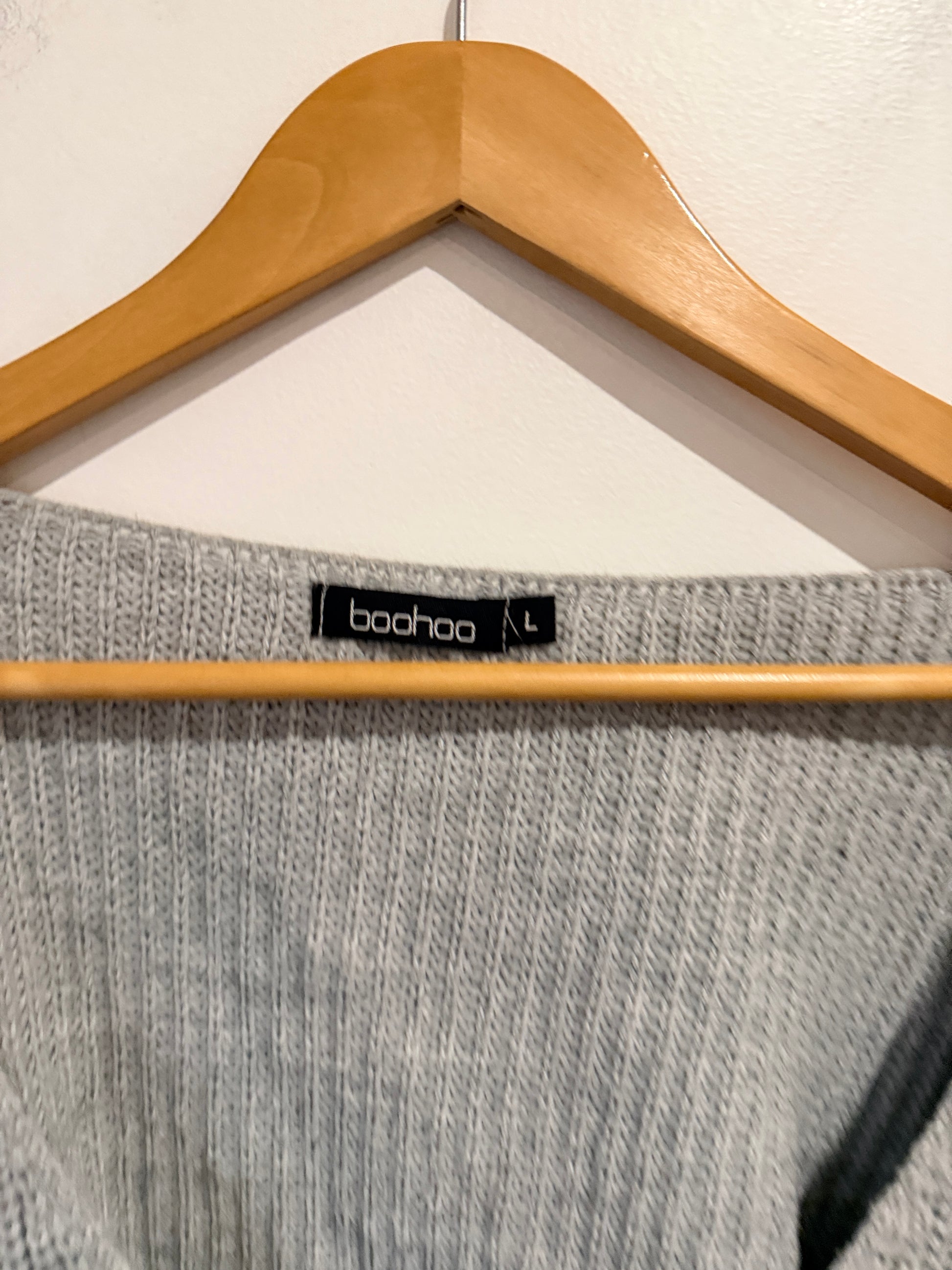Boohoo V-neck Sweater Size L