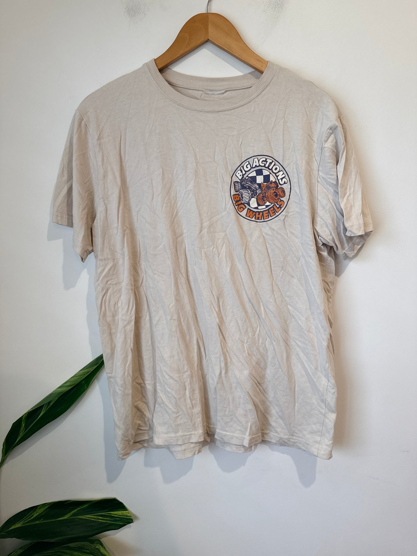 Brand Unknown Graphic T-shirt Size U/Arm to U/Arm 54cm