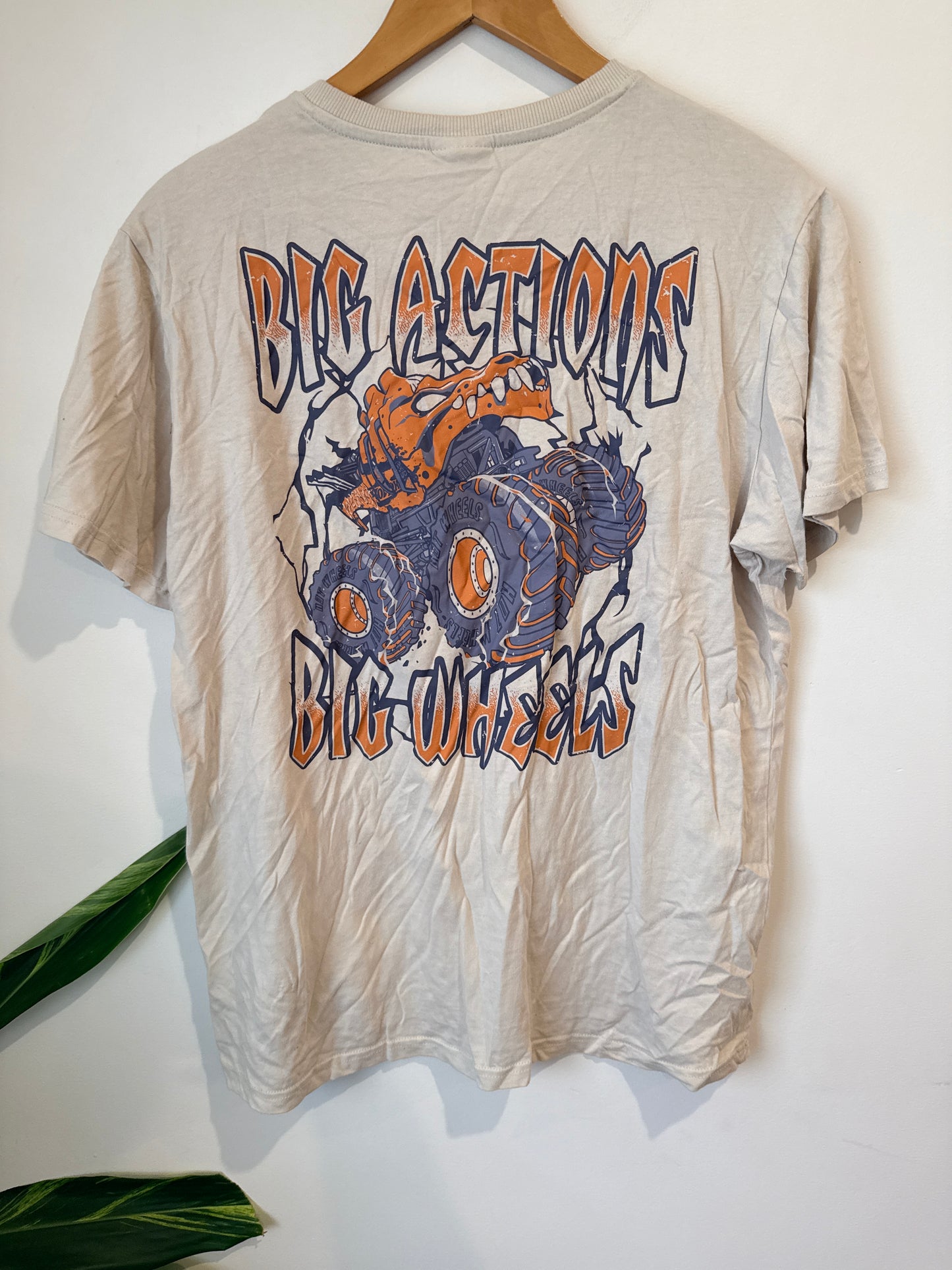 Brand Unknown Graphic T-shirt Size U/Arm to U/Arm 54cm
