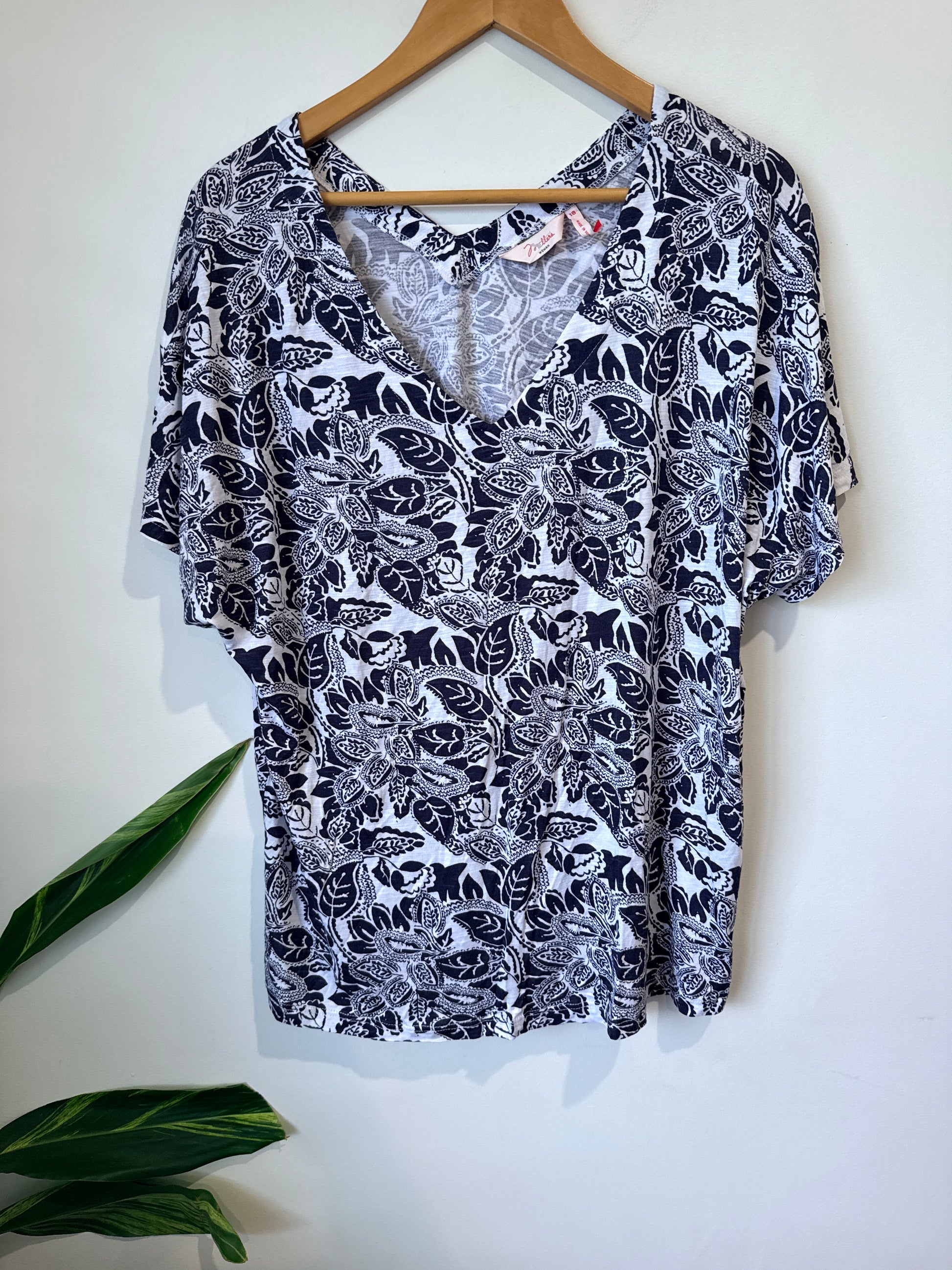 Millers V-neck Floral Top Size 18