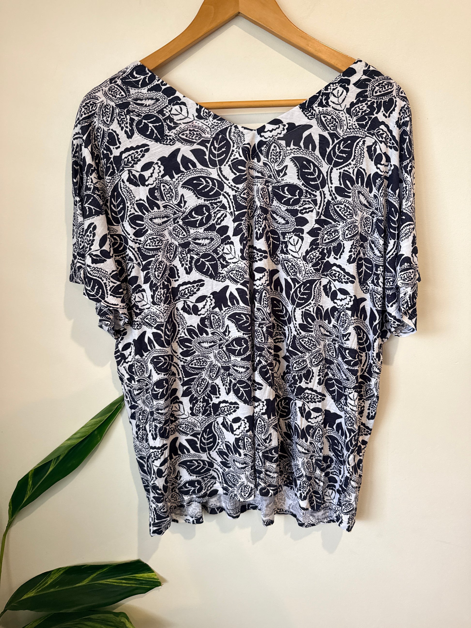 Millers V-neck Floral Top Size 18
