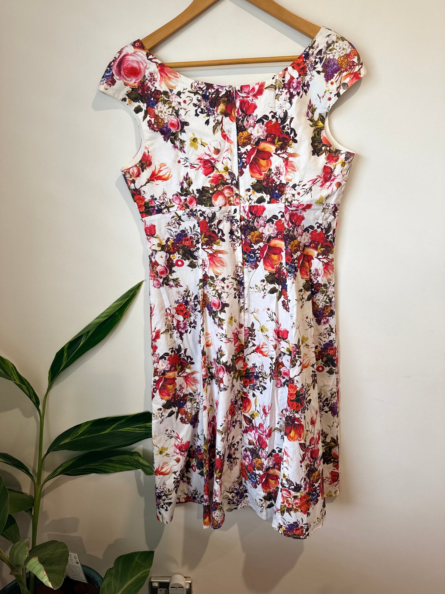 Mesmerise Floral Sheath Dress Size 14