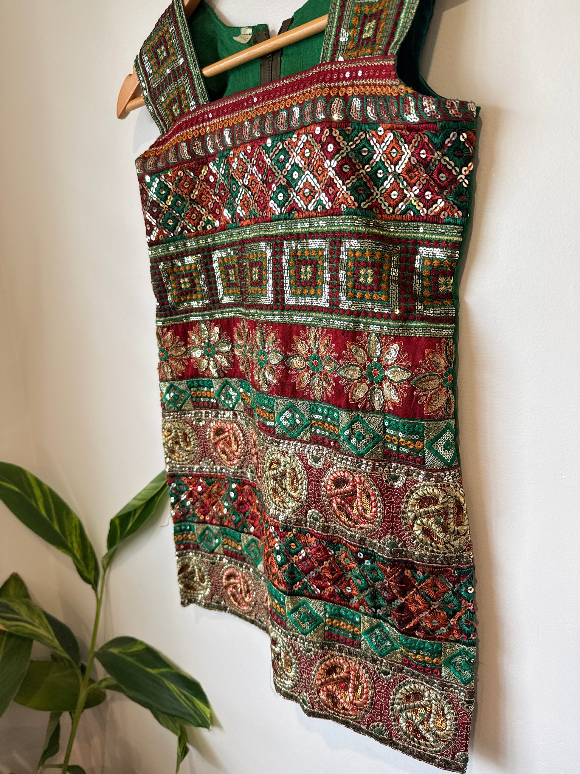 Brand Unknown Embroidered Sleeveless Top Size U/Arm to U/Arm 41cm