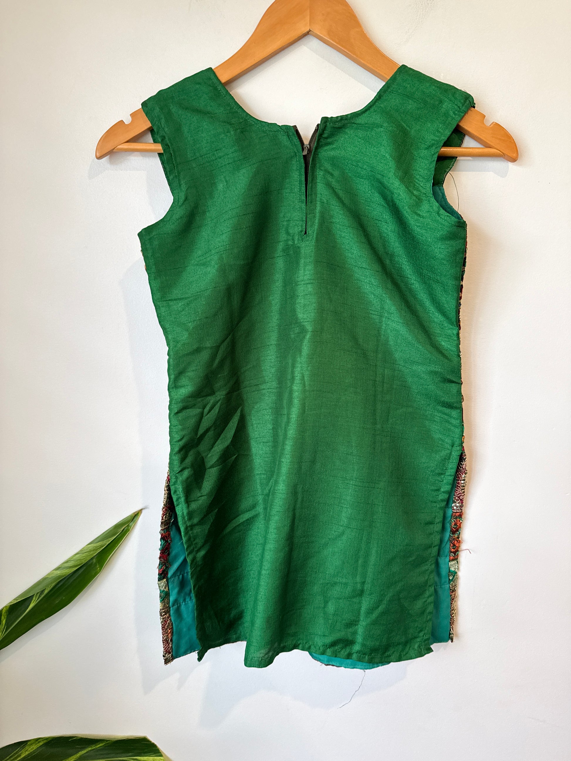 Brand Unknown Embroidered Sleeveless Top Size U/Arm to U/Arm 41cm