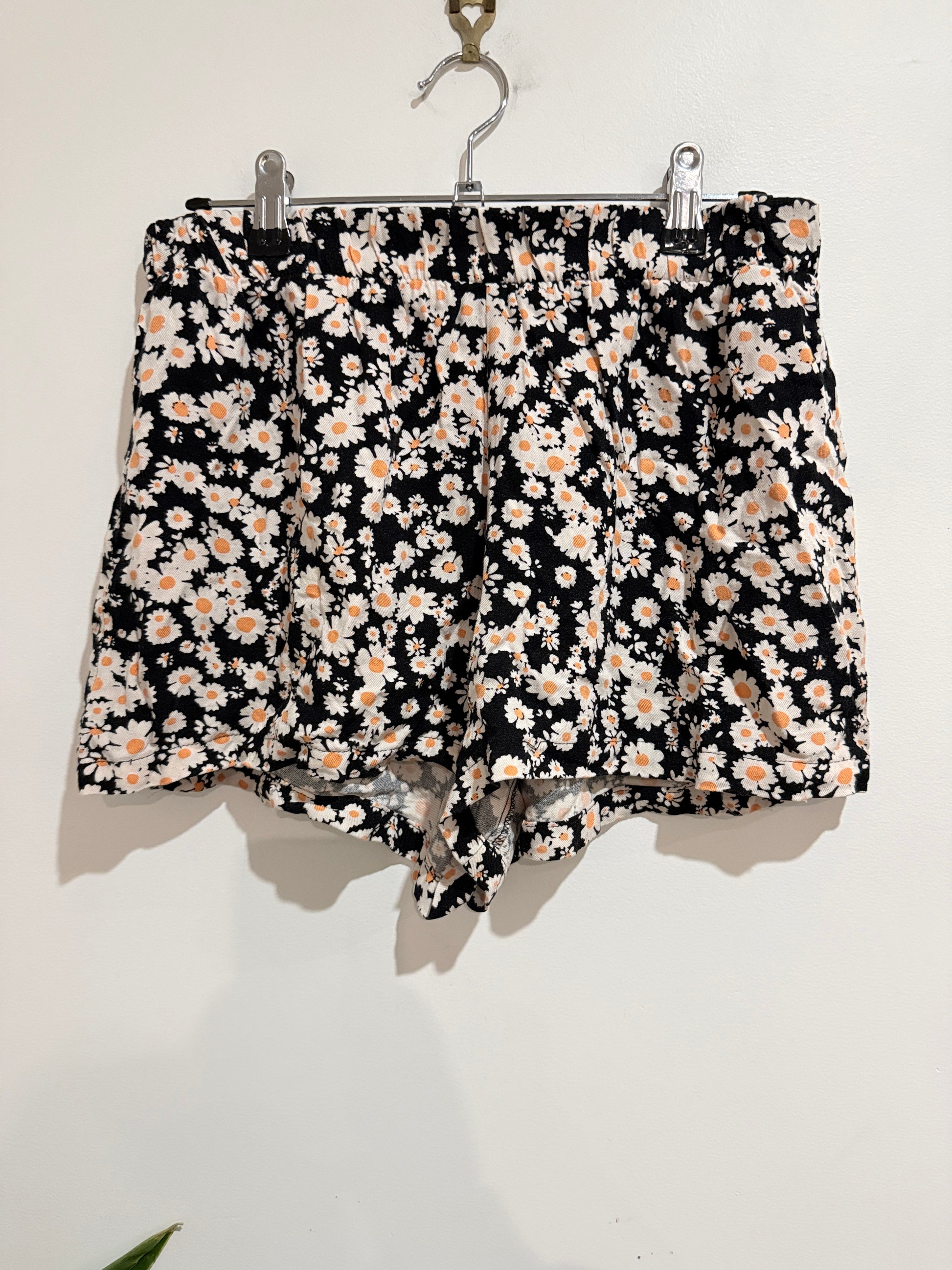 Brand Unknown Floral Print High-waisted Shorts Size 7/20 | Waist 72cm
